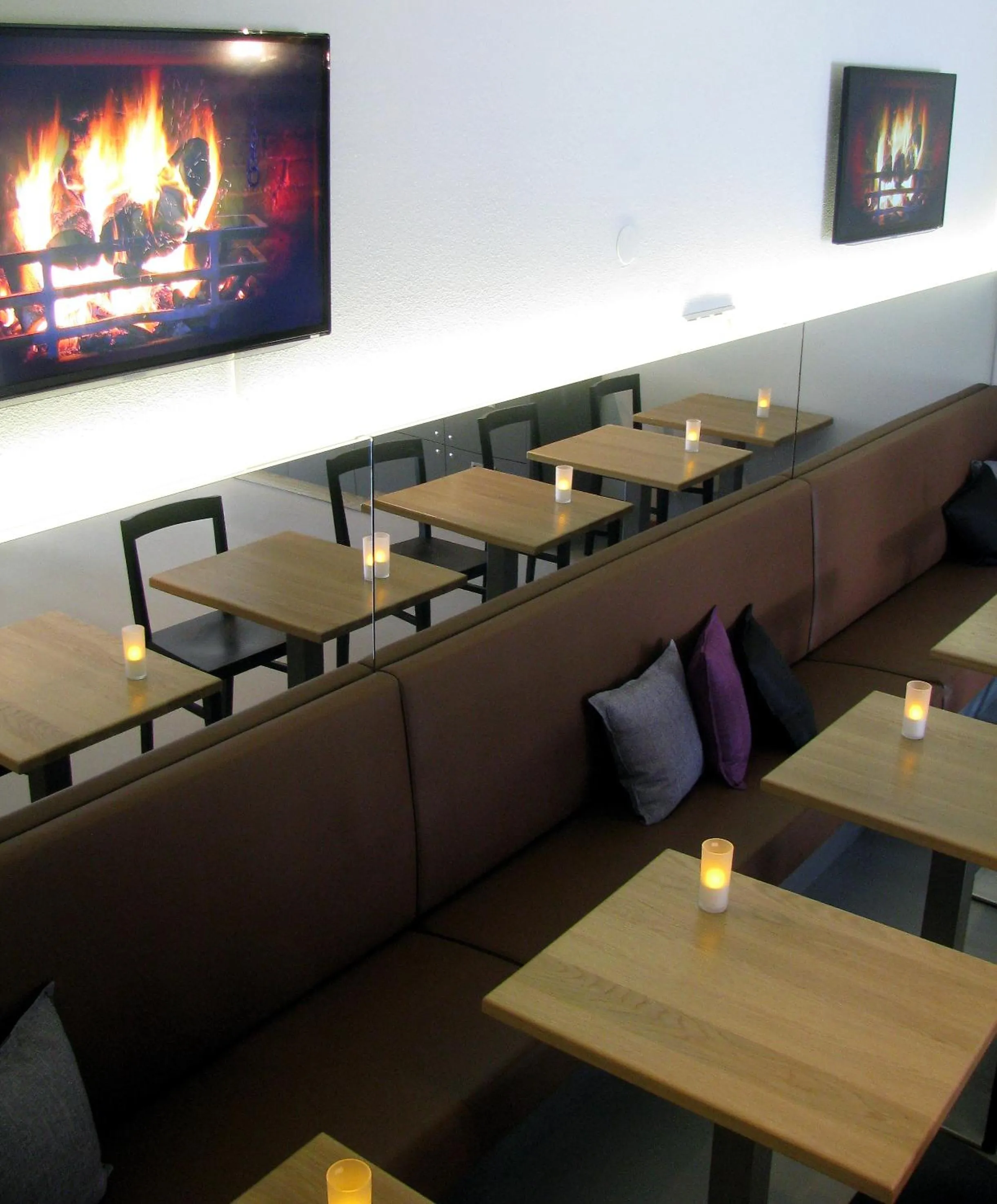 Restaurant/places to eat in Apollo Hotel