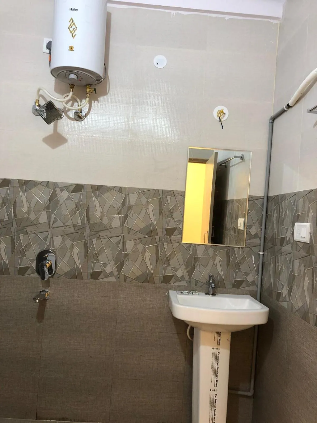 Shower in Hotel Amulya Regency