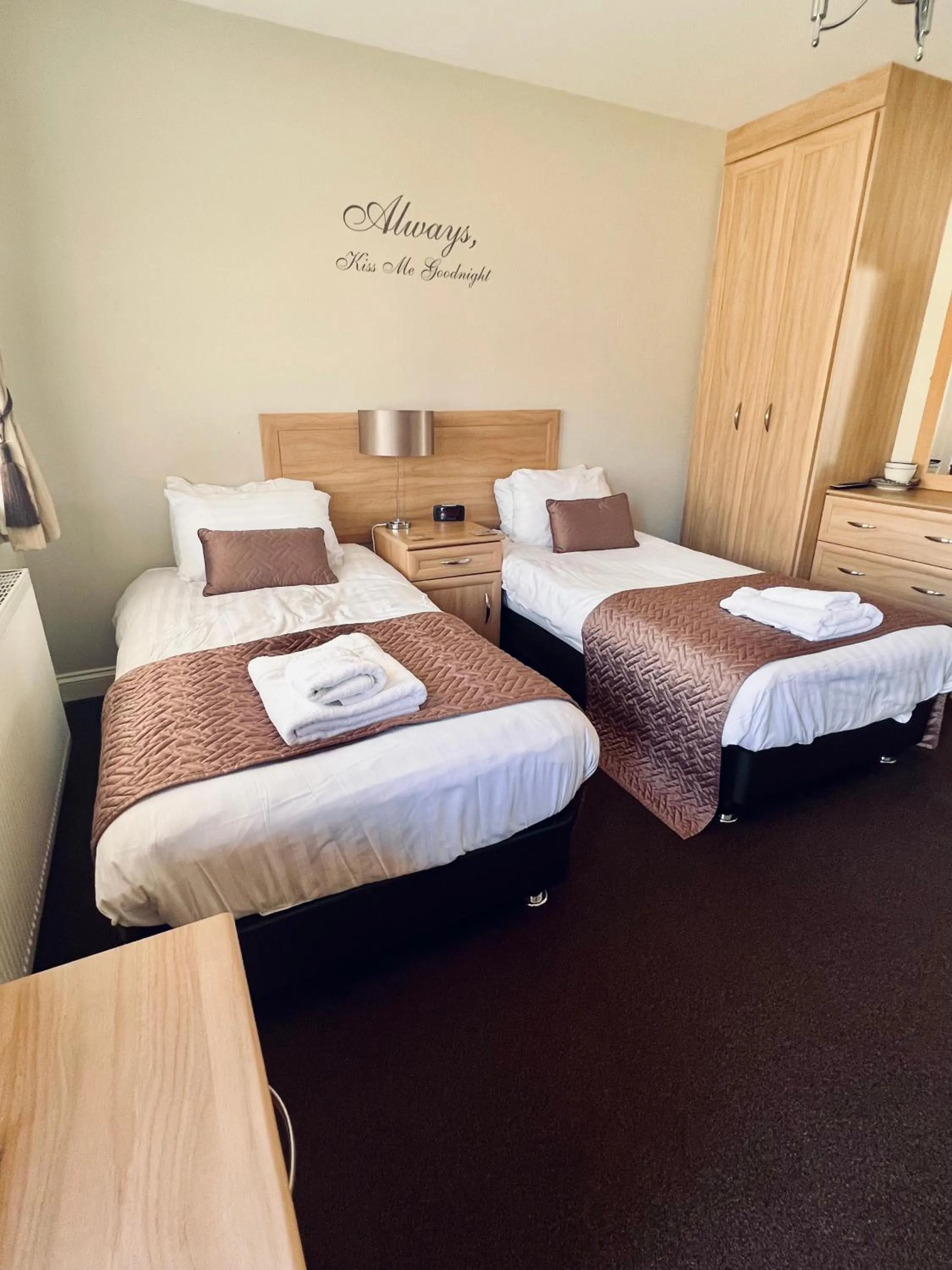 Bedroom, Bed in The Reindeer Inn