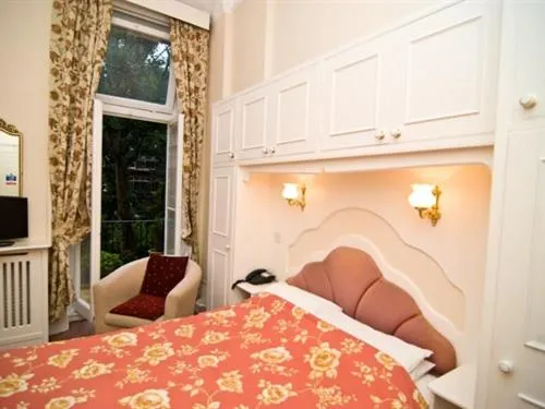 Bedroom in Maranton House Hotel Kensington