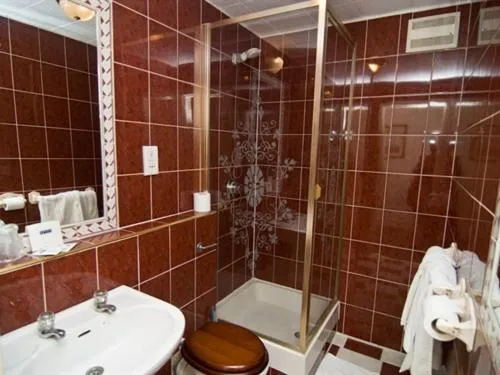 Bathroom in Maranton House Hotel Kensington
