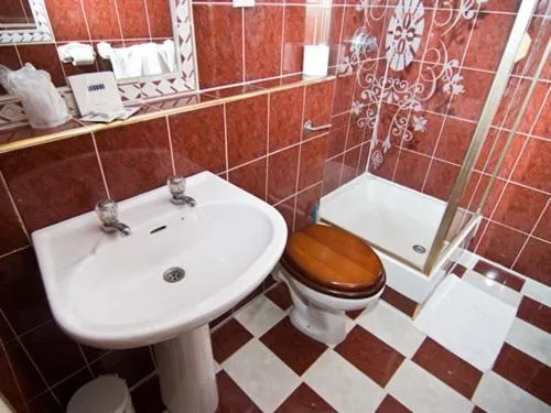 Bathroom in Maranton House Hotel Kensington