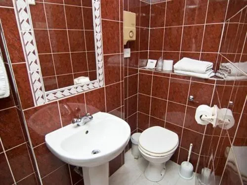 Bathroom in Maranton House Hotel Kensington