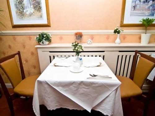 Dining area, Restaurant/Places to Eat in Maranton House Hotel Kensington