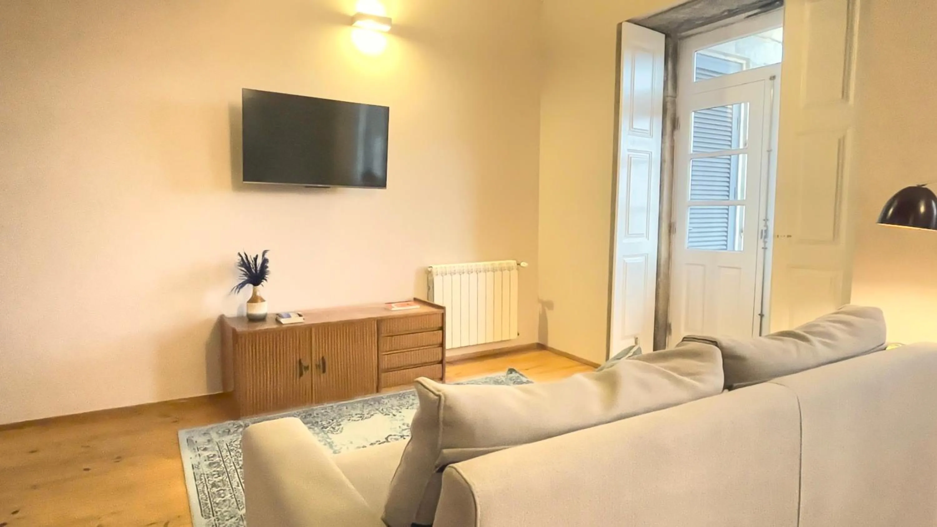 TV and multimedia in FLORES 36 by YoursPorto