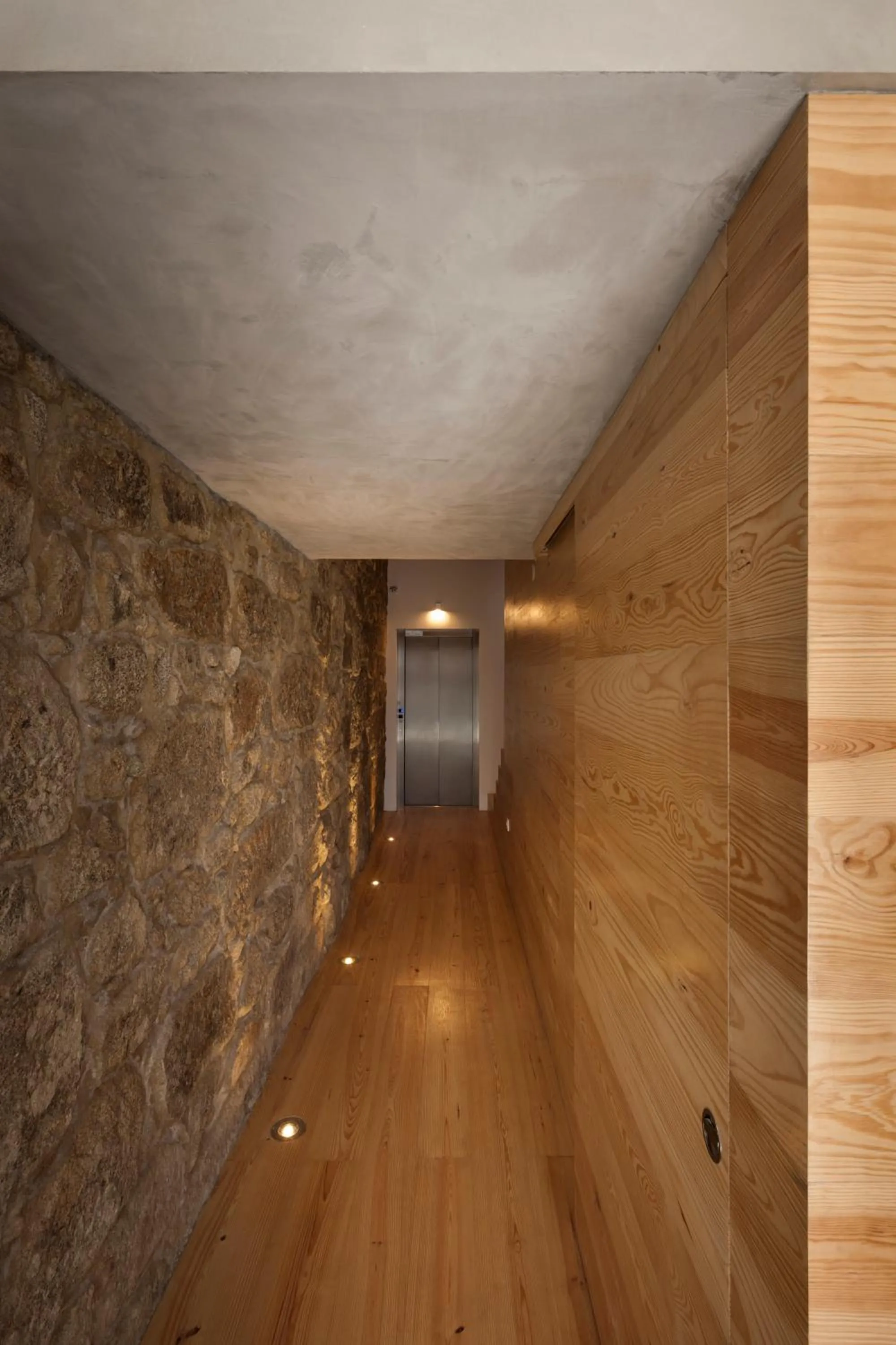 Facade/entrance in FLORES 36 by YoursPorto