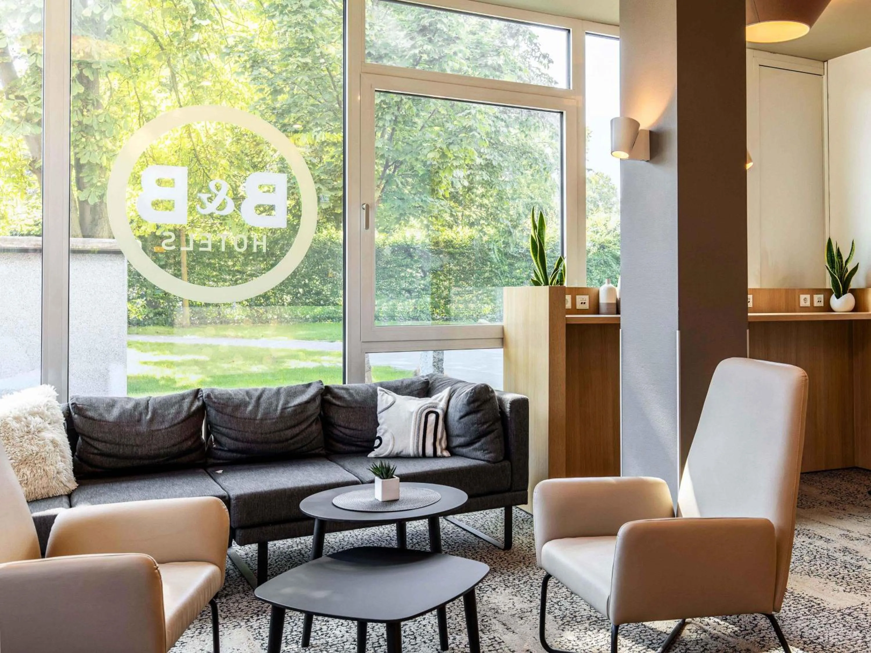 Lobby or reception in B&B Hotel Hamburg-Nord