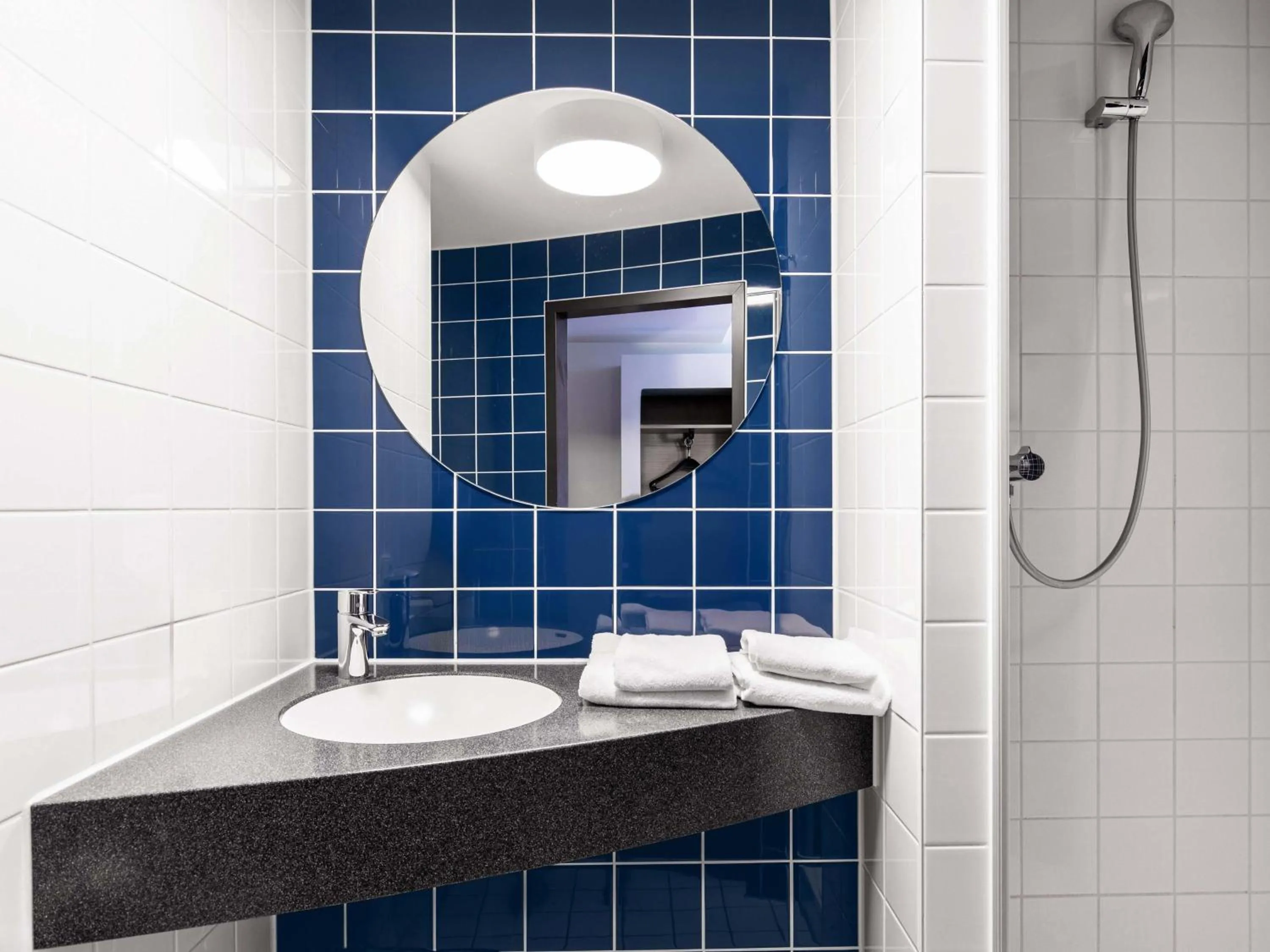 Shower in B&B Hotel Hamburg-Nord