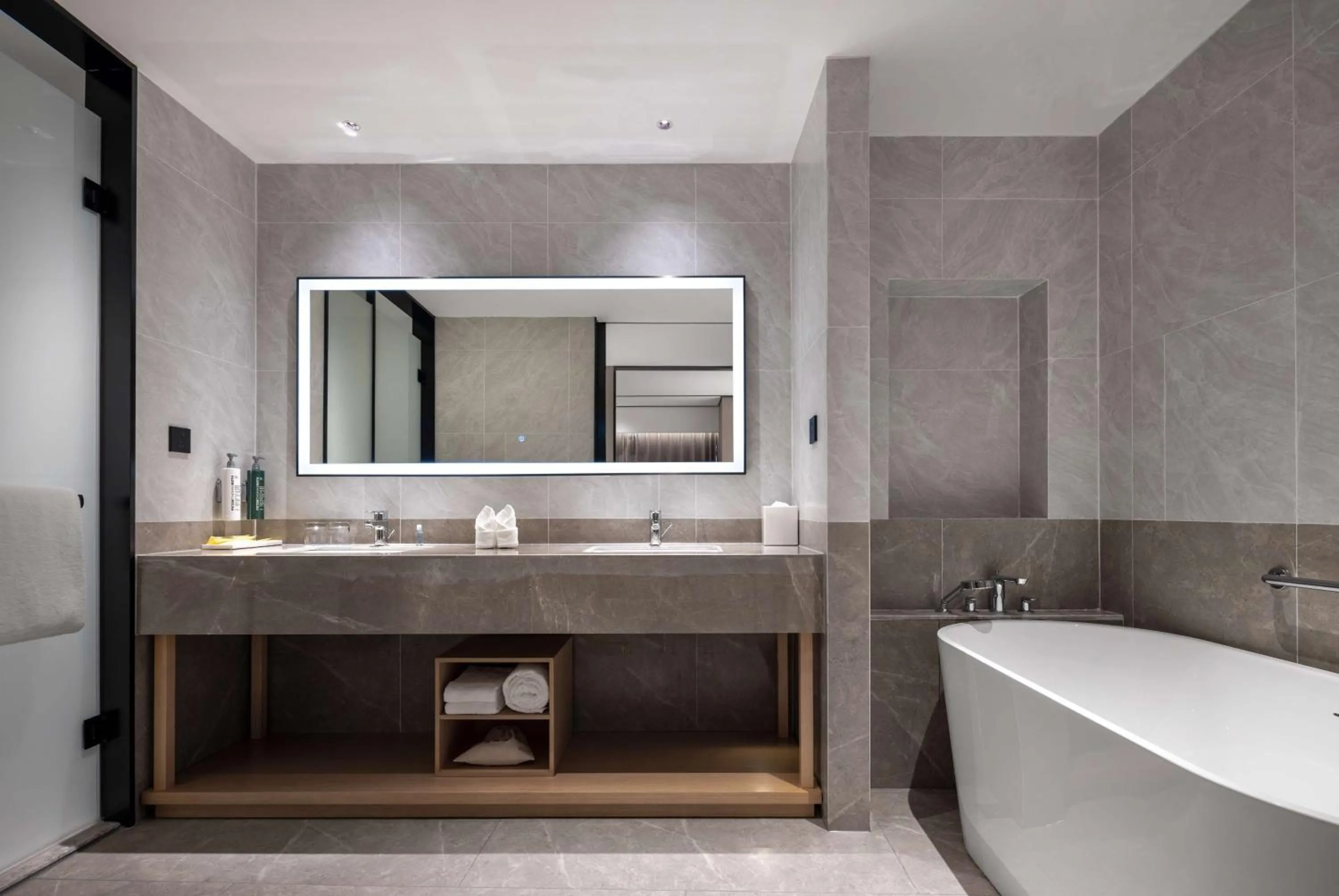 Bathroom in Hilton Garden Inn Zigong High-Tech Zone