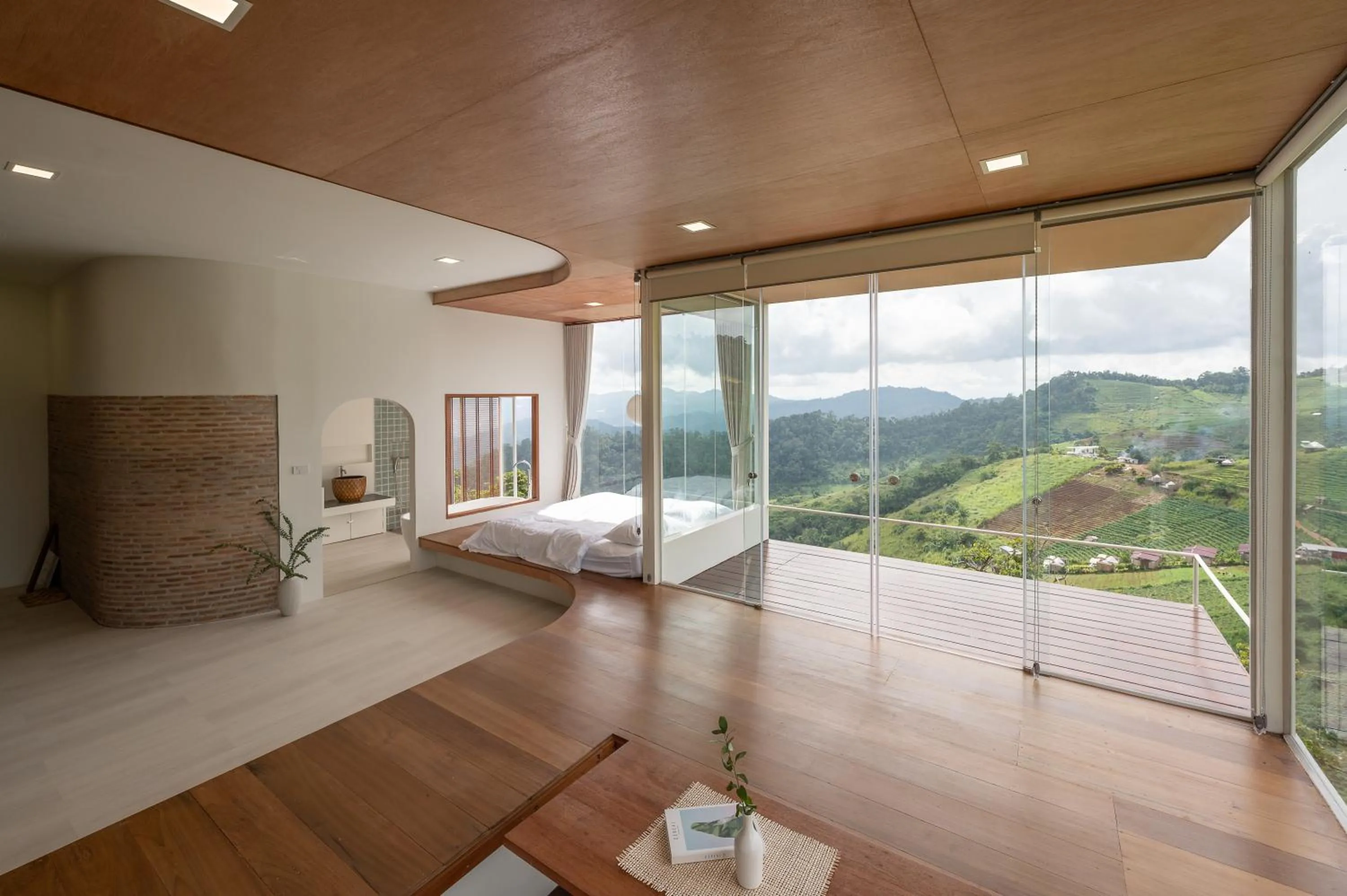 Photo of the whole room, Bed in nai r kaad