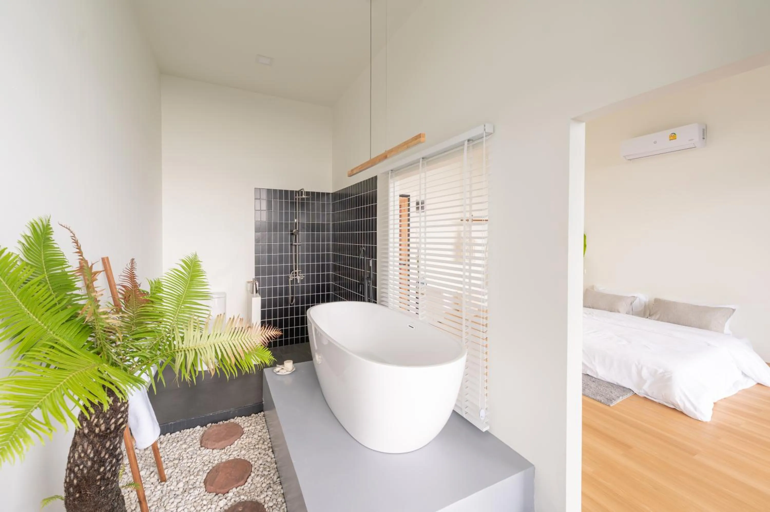 Bathroom, Bed in nai r kaad