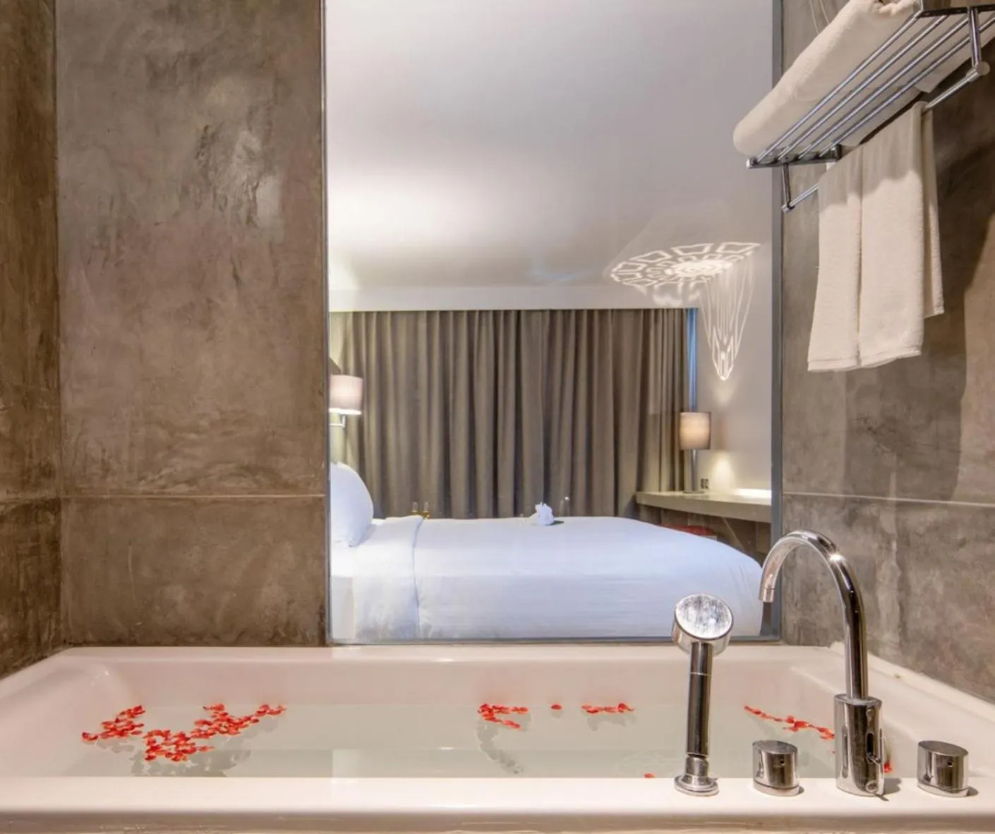 Bath, Bed in The Yama Hotel Phuket