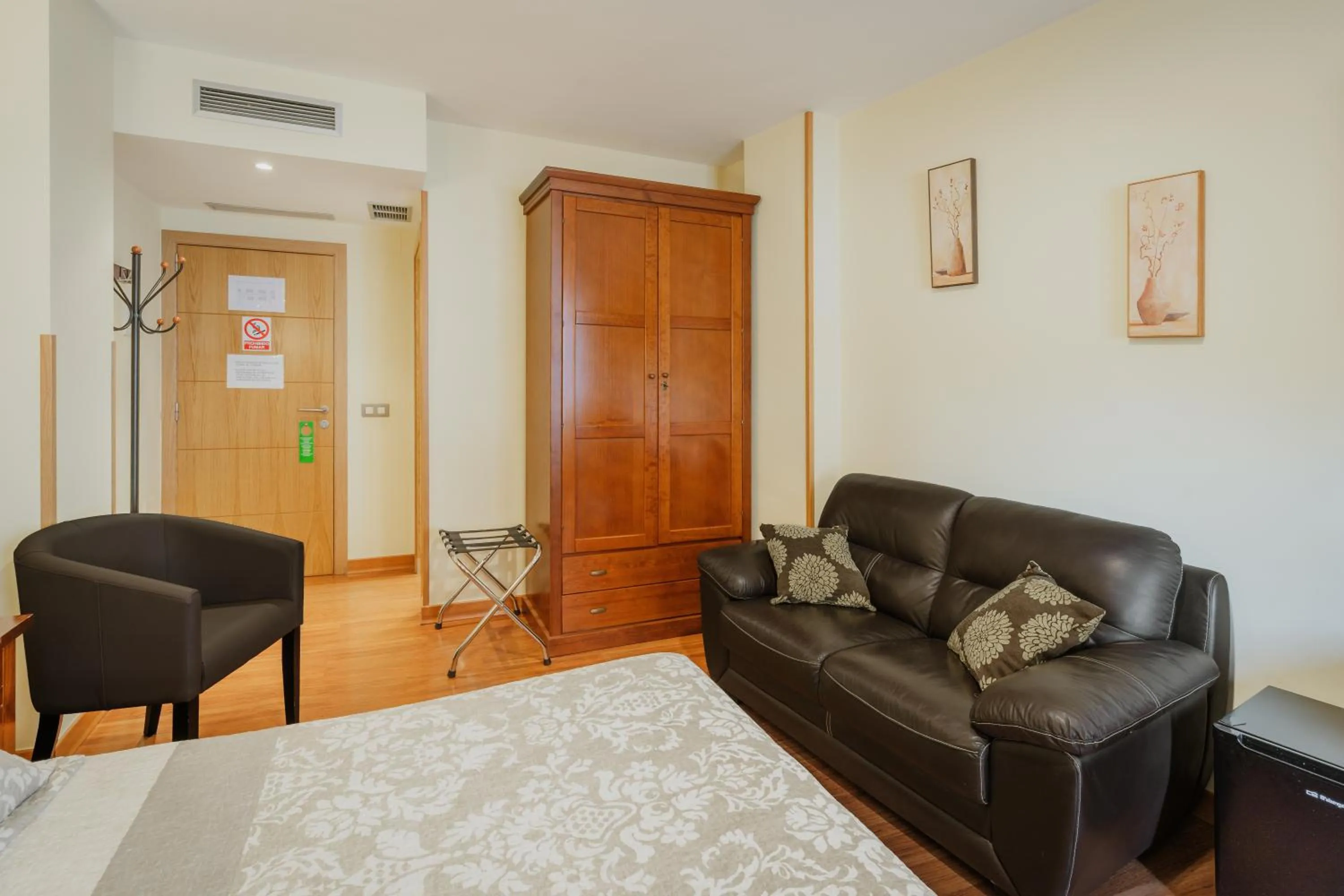 Bed in Hotel Reina Isabel