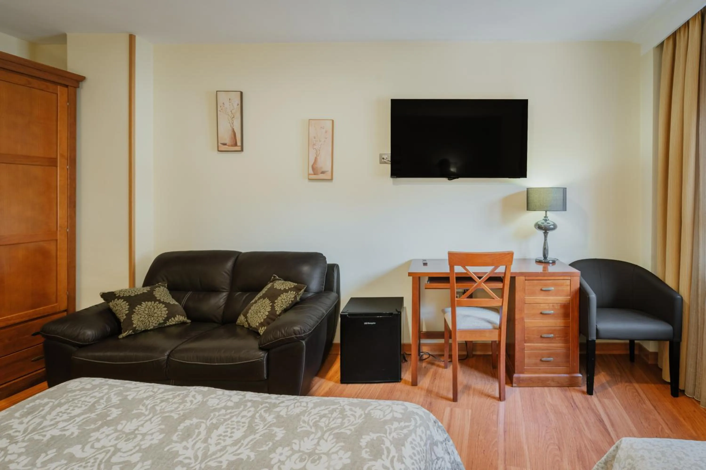 Photo of the whole room, Bed in Hotel Reina Isabel