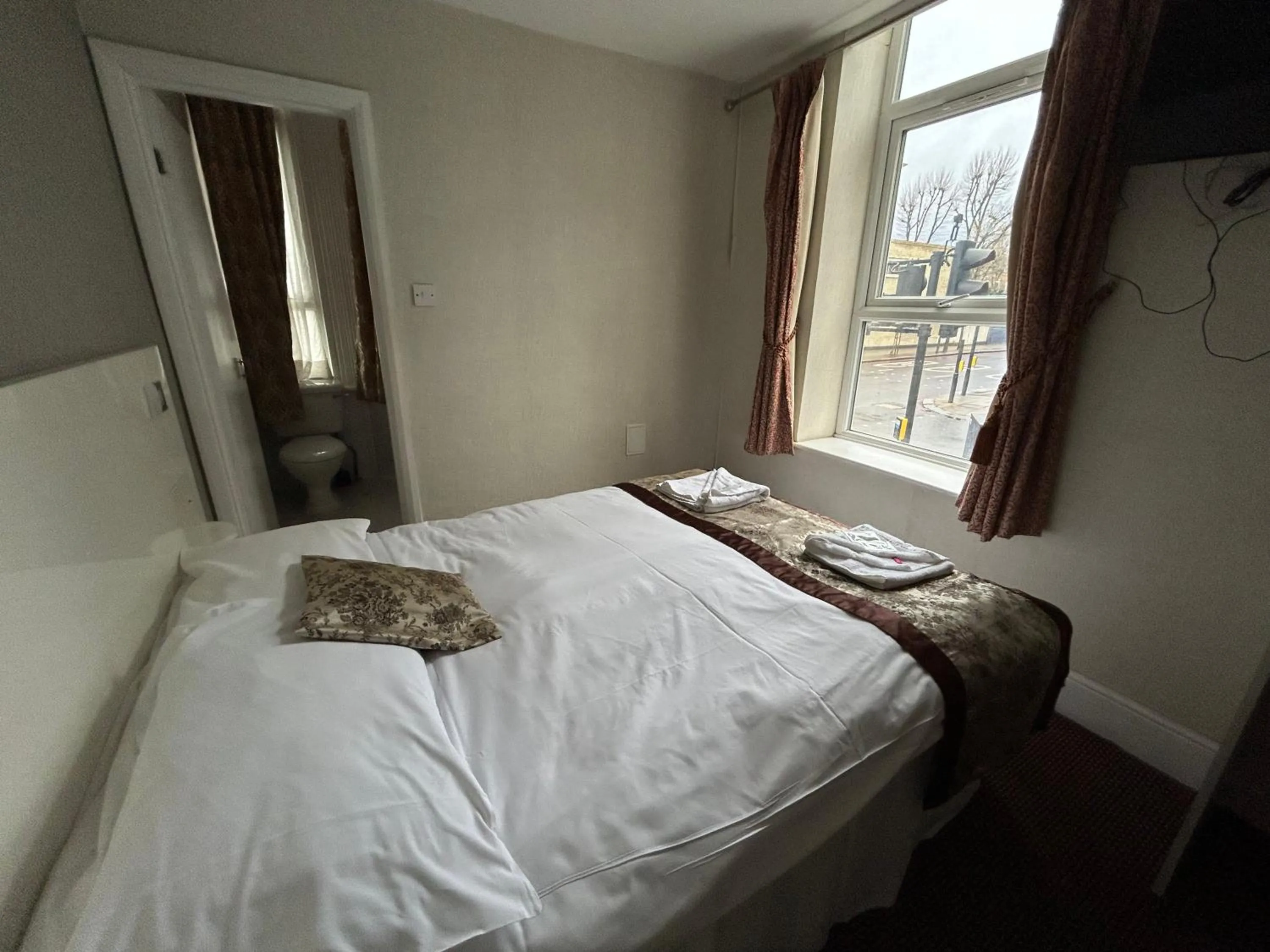 Photo of the whole room, Bed in Earls Court Hotel