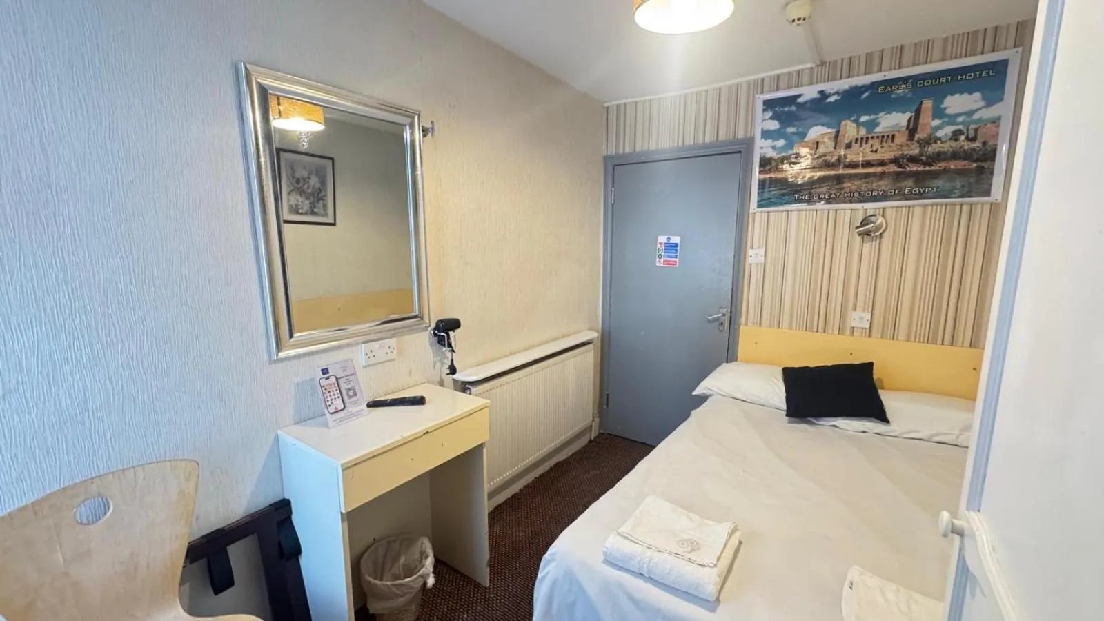 Photo of the whole room, Bed in Earls Court Hotel