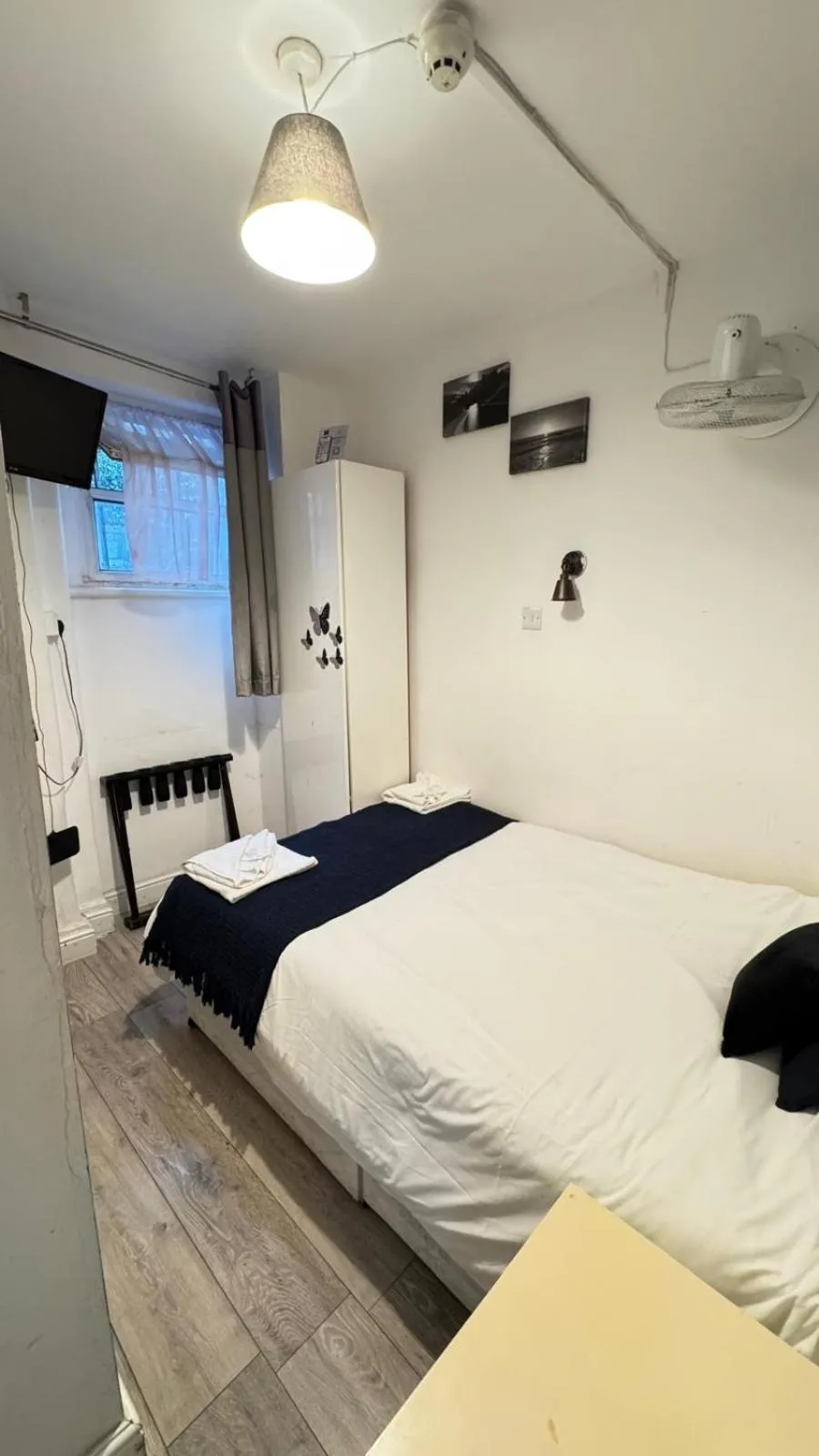 Photo of the whole room, Bed in Earls Court Hotel