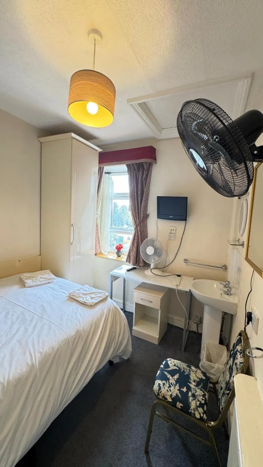 Photo of the whole room, Bed in Earls Court Hotel