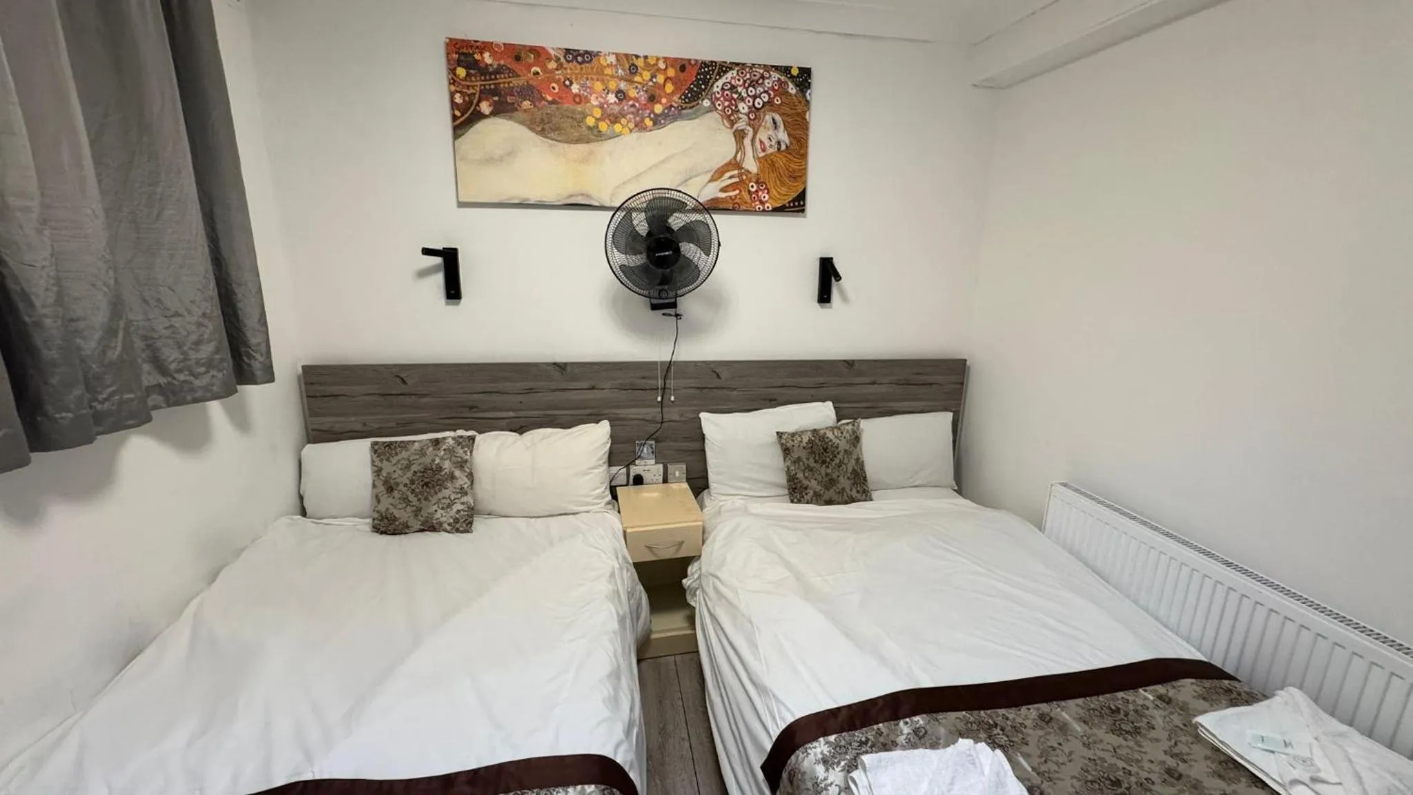 Photo of the whole room, Bed in Earls Court Hotel