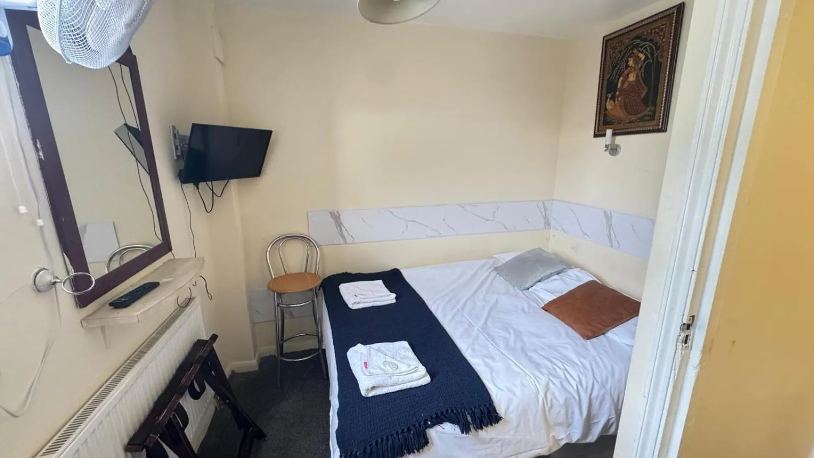 Photo of the whole room, Bed in Earls Court Hotel