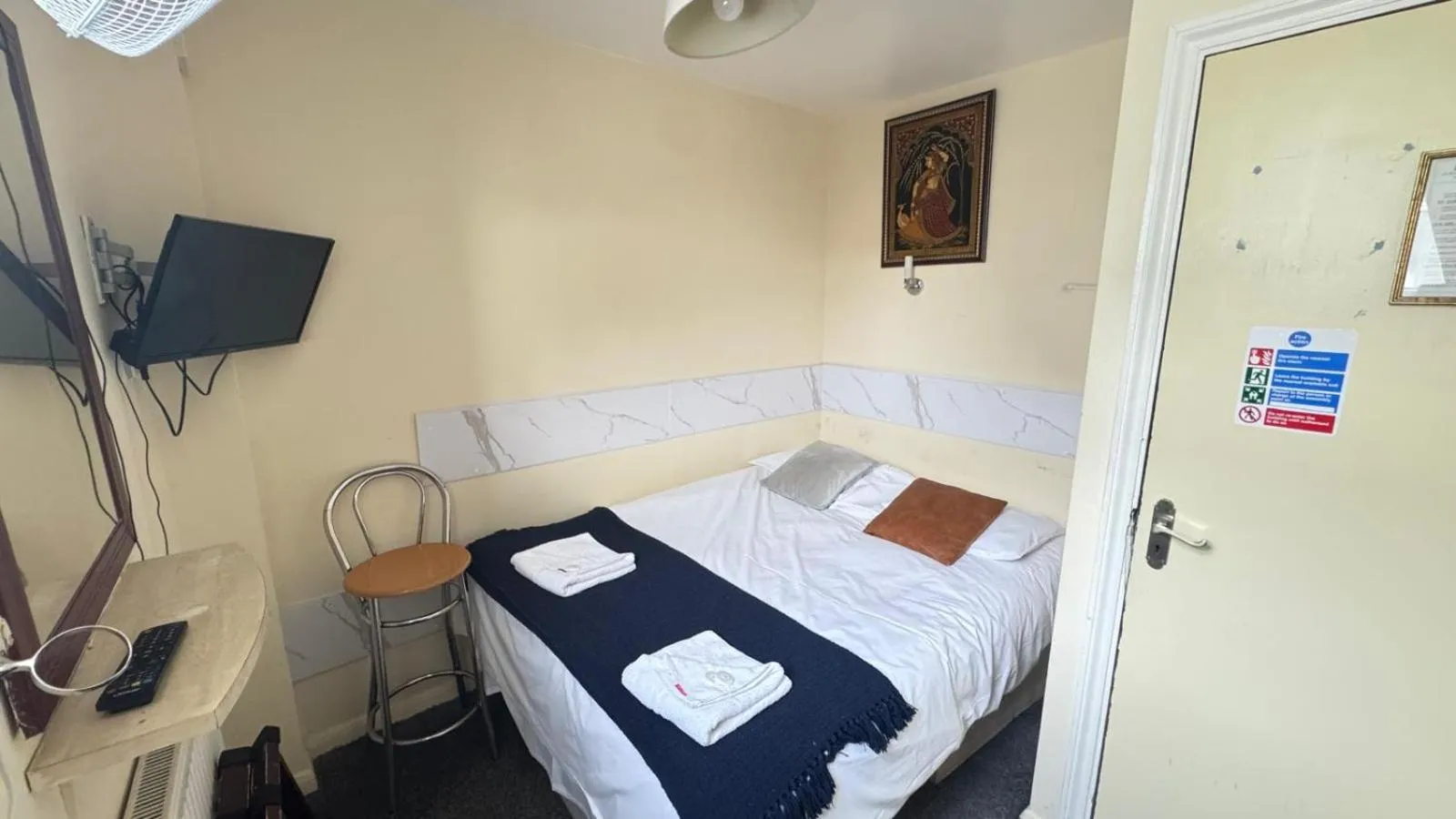 Photo of the whole room, Bed in Earls Court Hotel