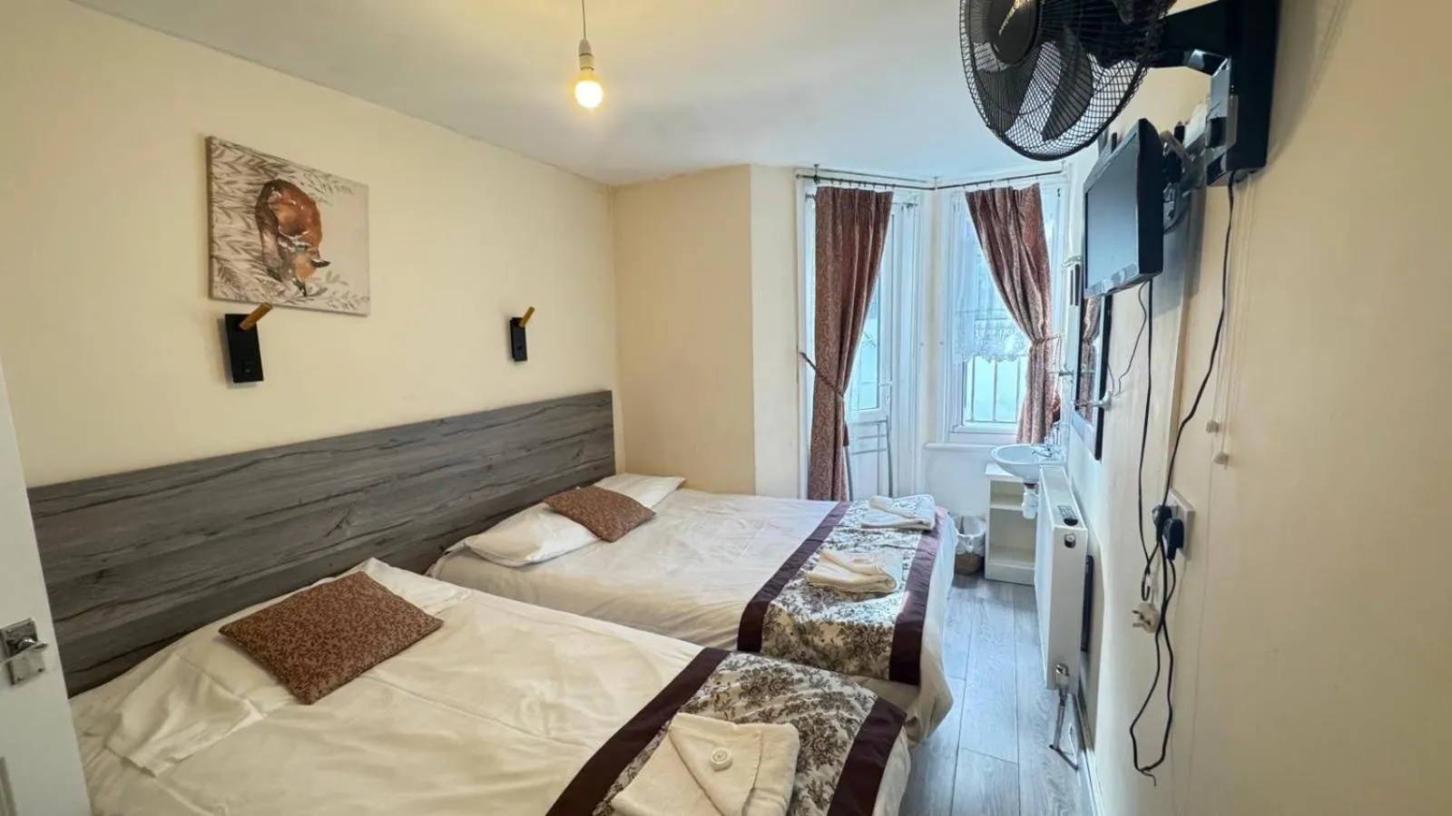 Photo of the whole room, Bed in Earls Court Hotel