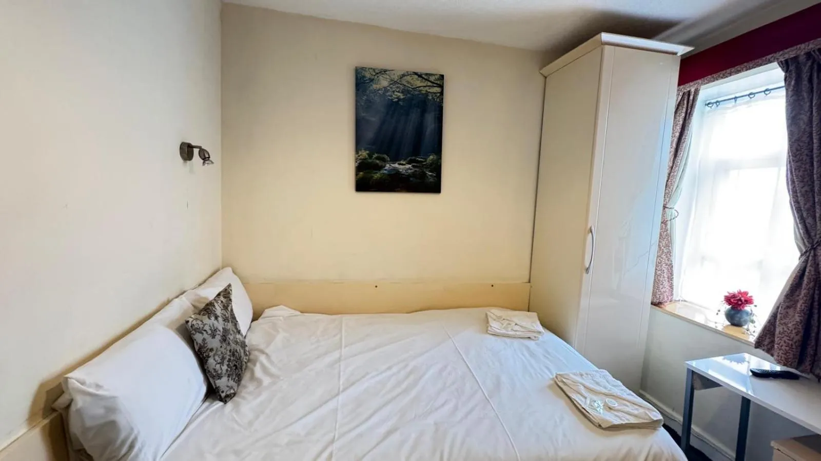 Photo of the whole room, Bed in Earls Court Hotel