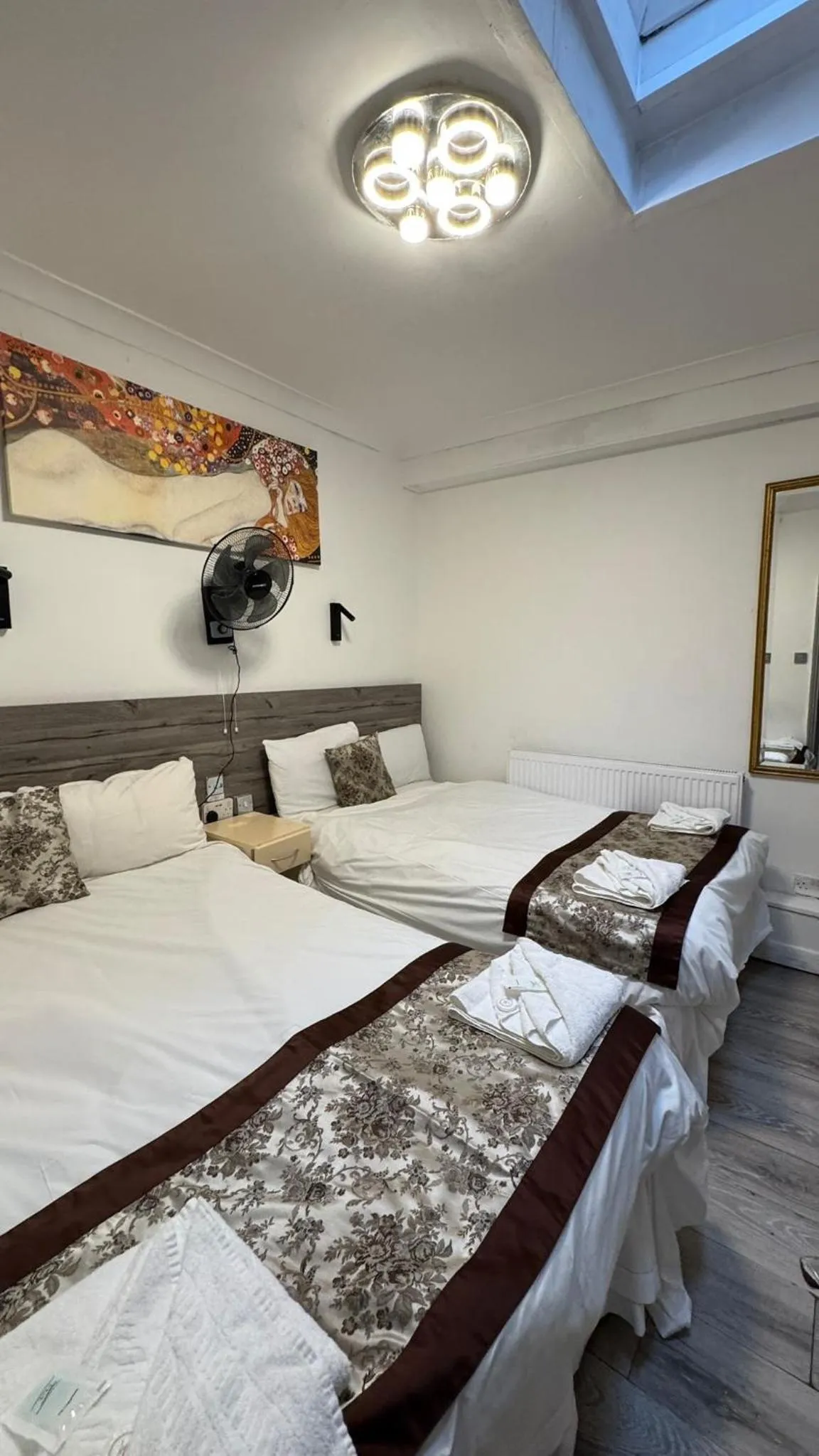 Photo of the whole room, Bed in Earls Court Hotel