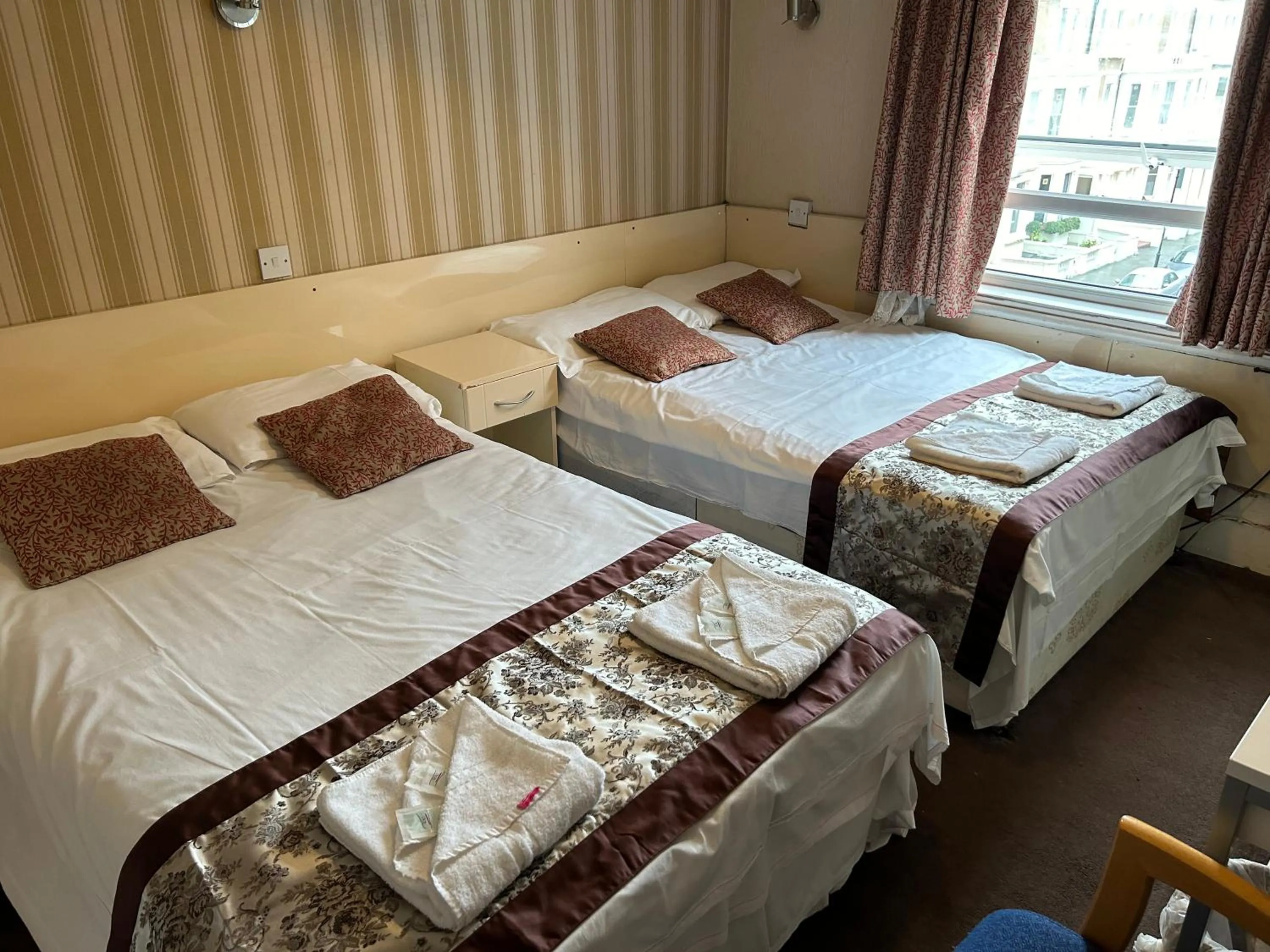 Photo of the whole room, Bed in Earls Court Hotel