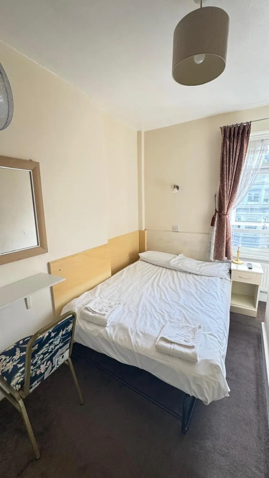 Photo of the whole room, Bed in Earls Court Hotel