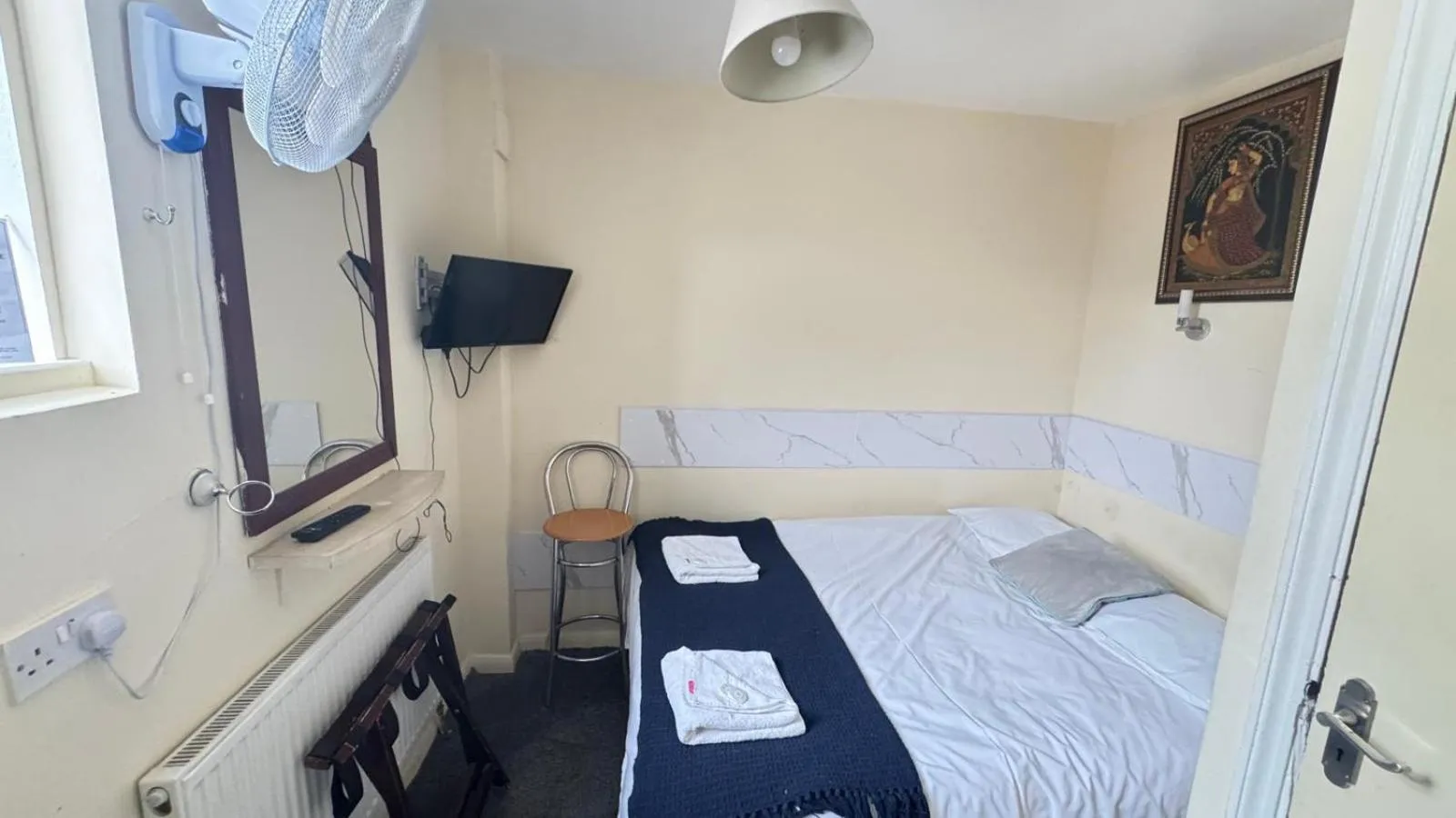 TV and multimedia, Bed in Earls Court Hotel