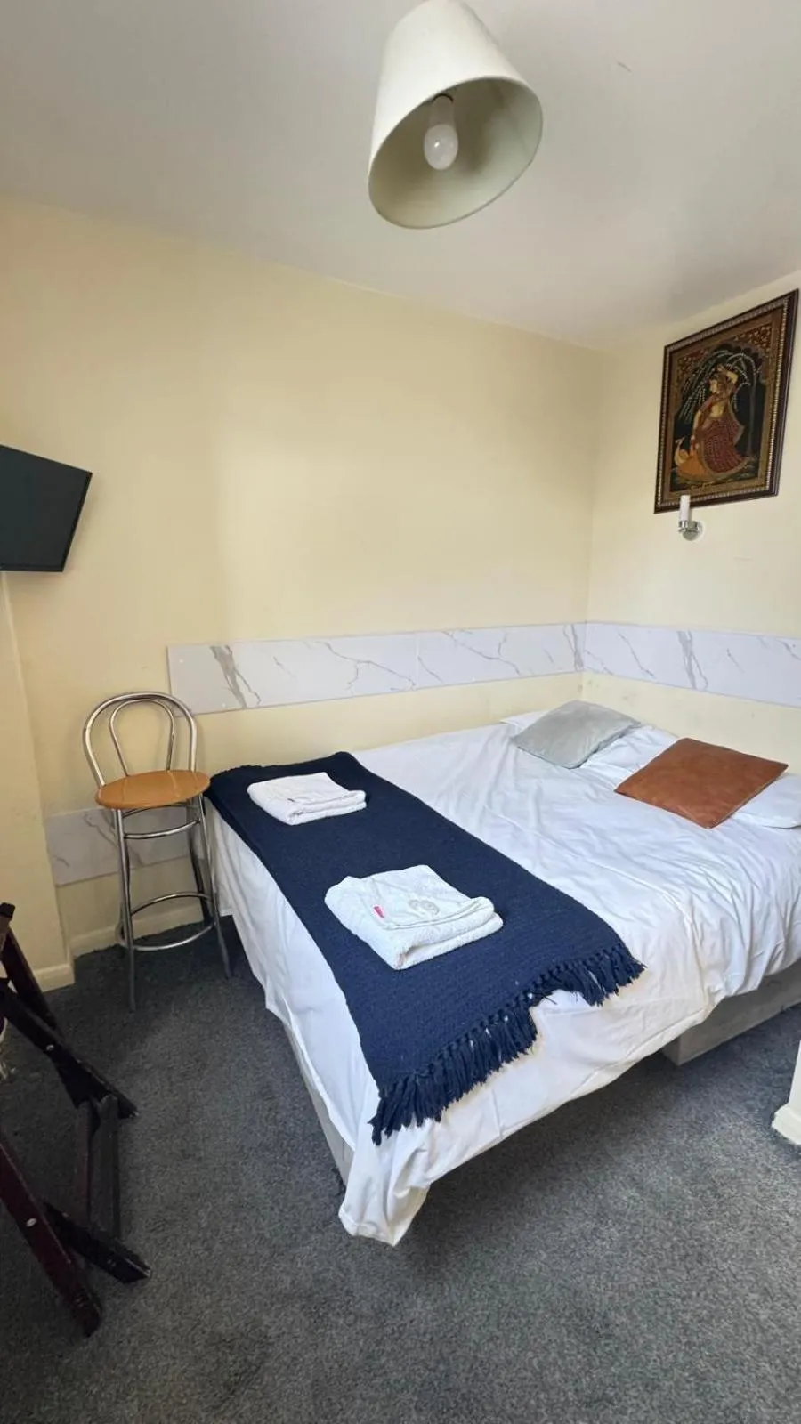 Photo of the whole room, Bed in Earls Court Hotel