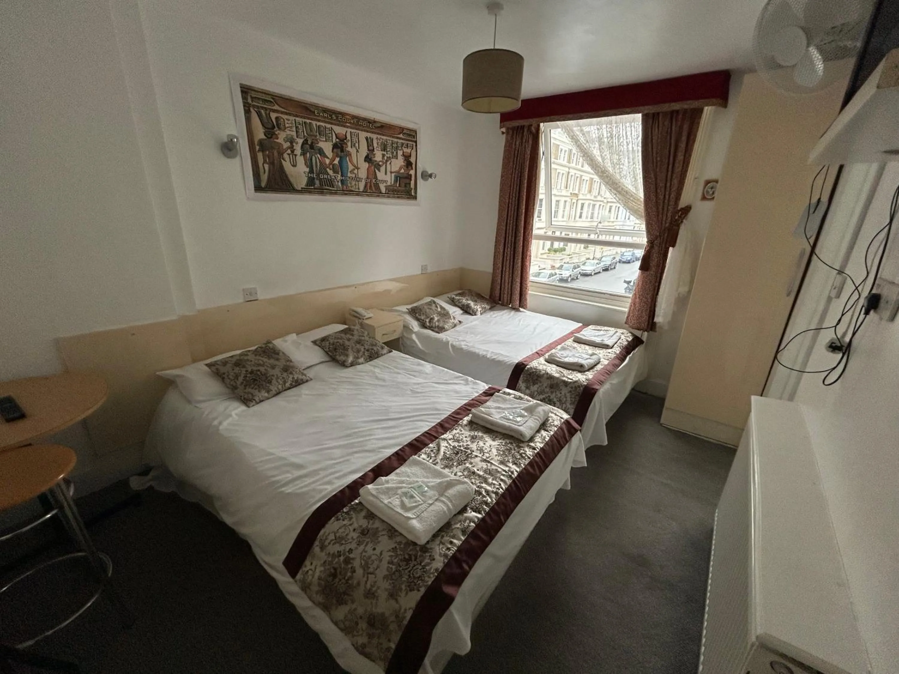 Photo of the whole room, Bed in Earls Court Hotel