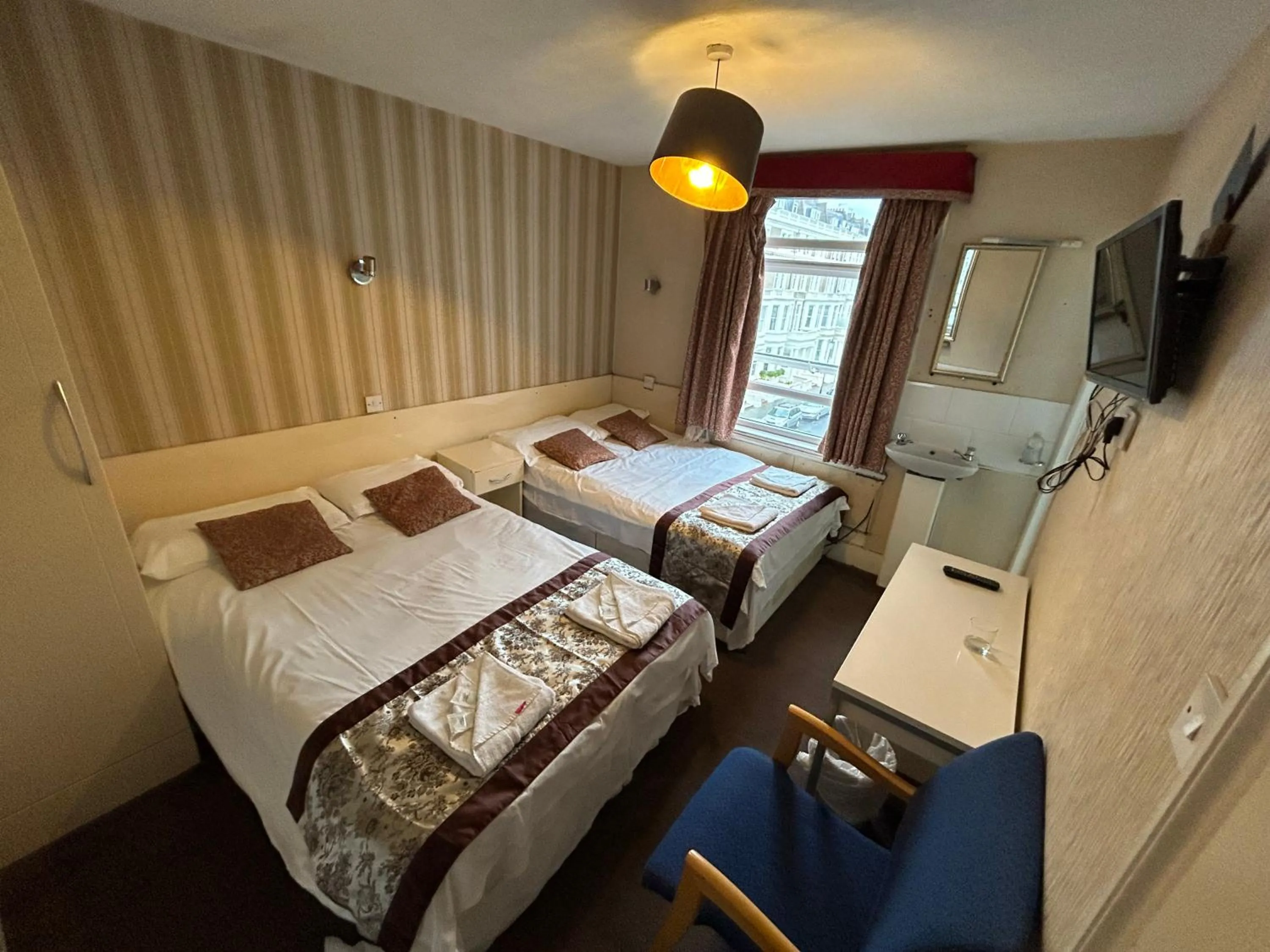 Photo of the whole room, Bed in Earls Court Hotel
