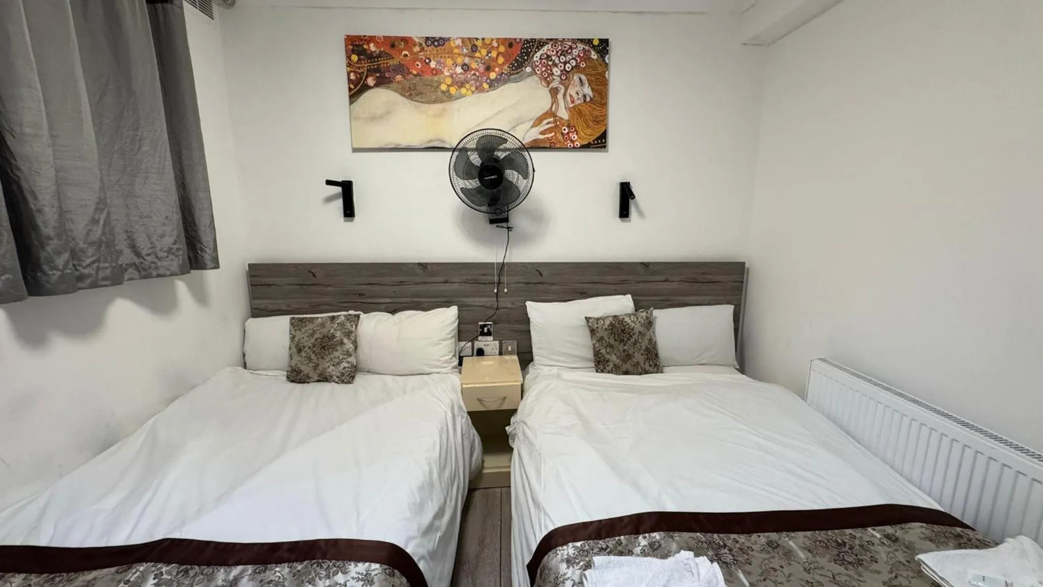 Photo of the whole room, Bed in Earls Court Hotel