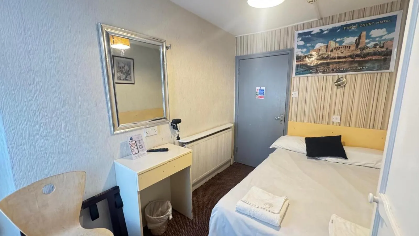 Photo of the whole room, Bed in Earls Court Hotel