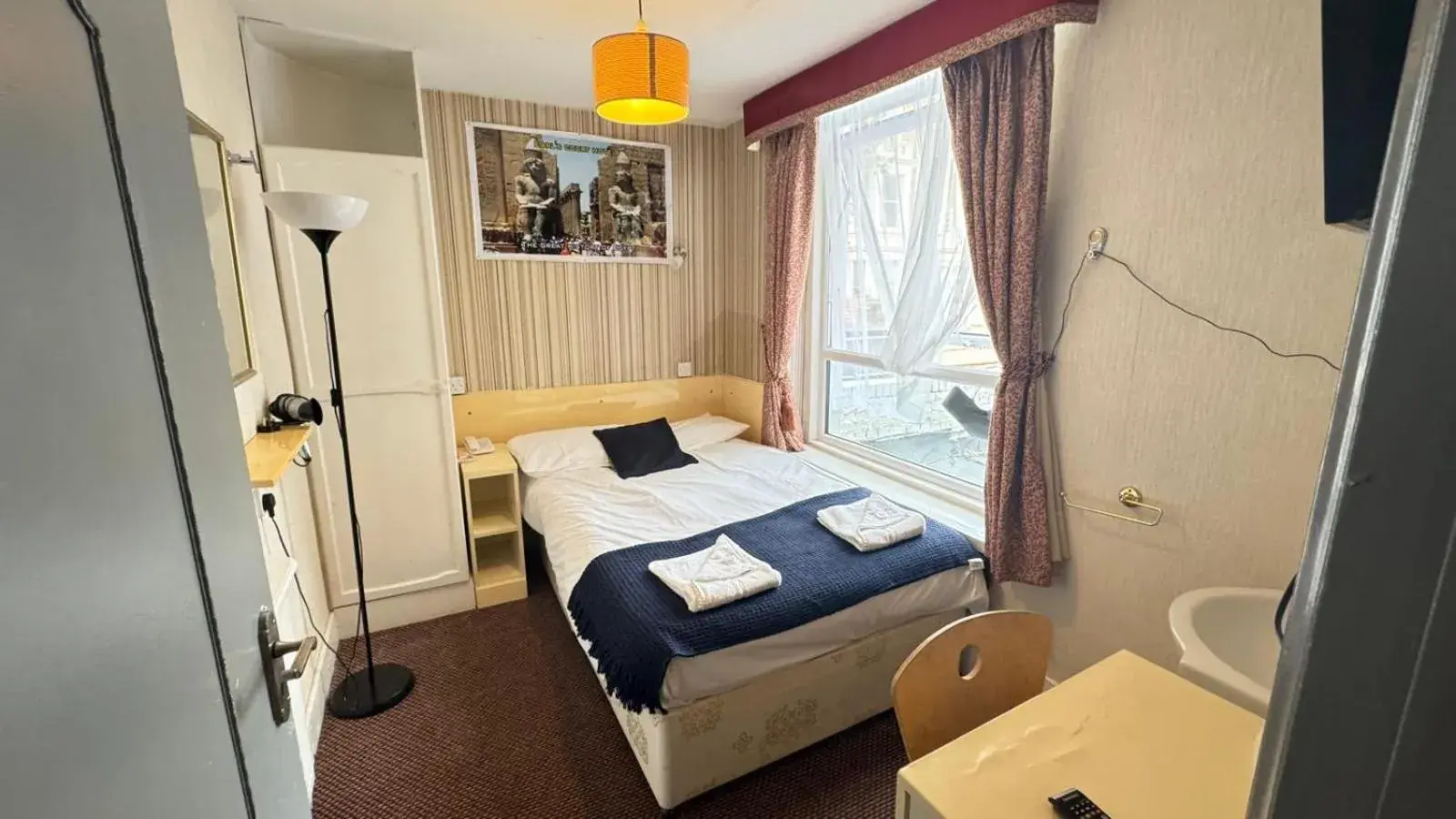 Double Room with Shared Bathroom in Earls Court Hotel Double Room with Shared Bathroom in Earls Court Hotel
