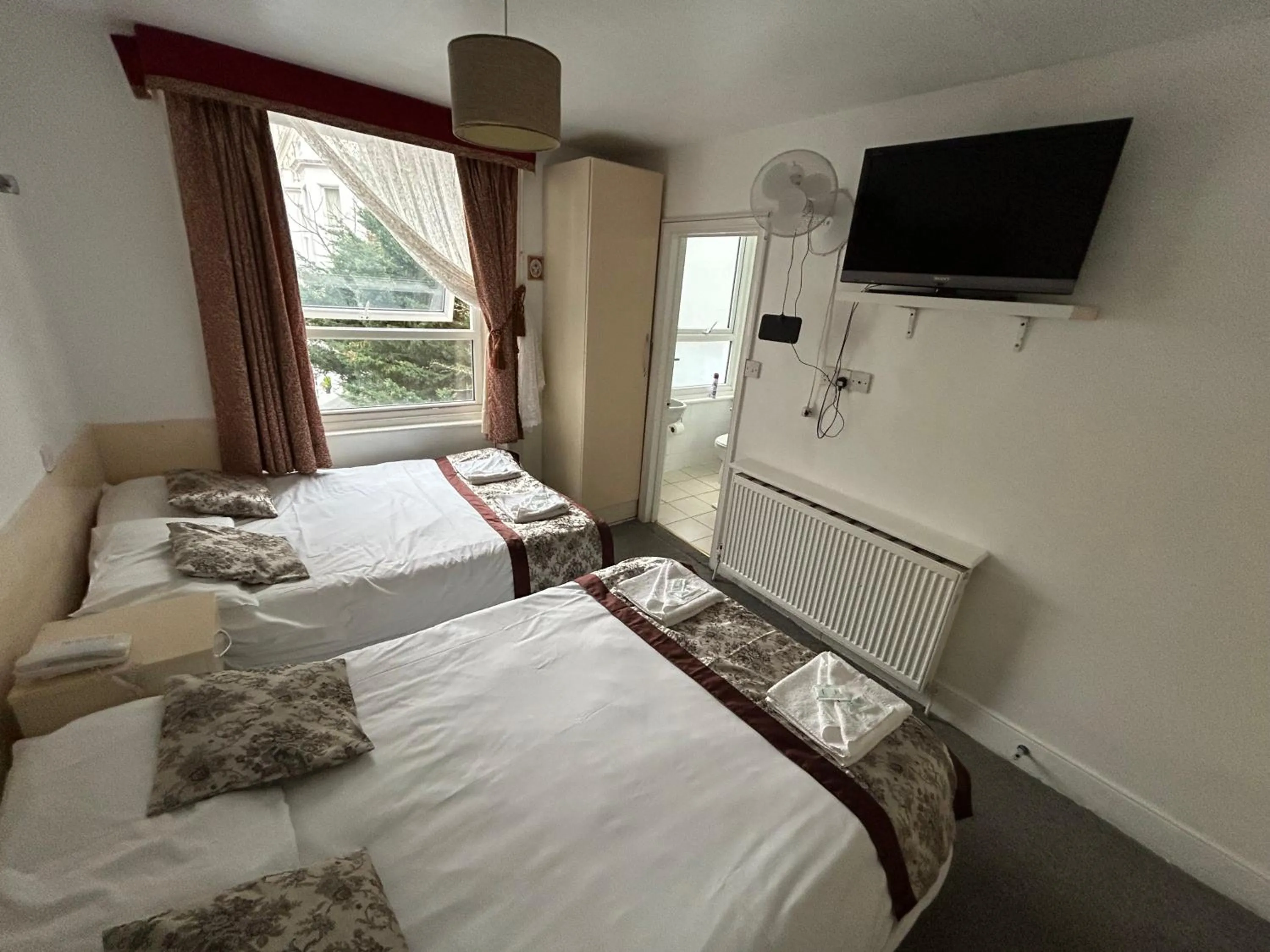 Photo of the whole room, Bed in Earls Court Hotel