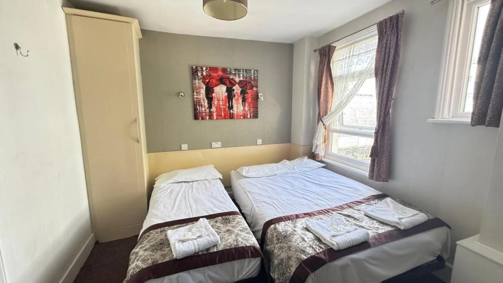 Photo of the whole room, Bed in Earls Court Hotel