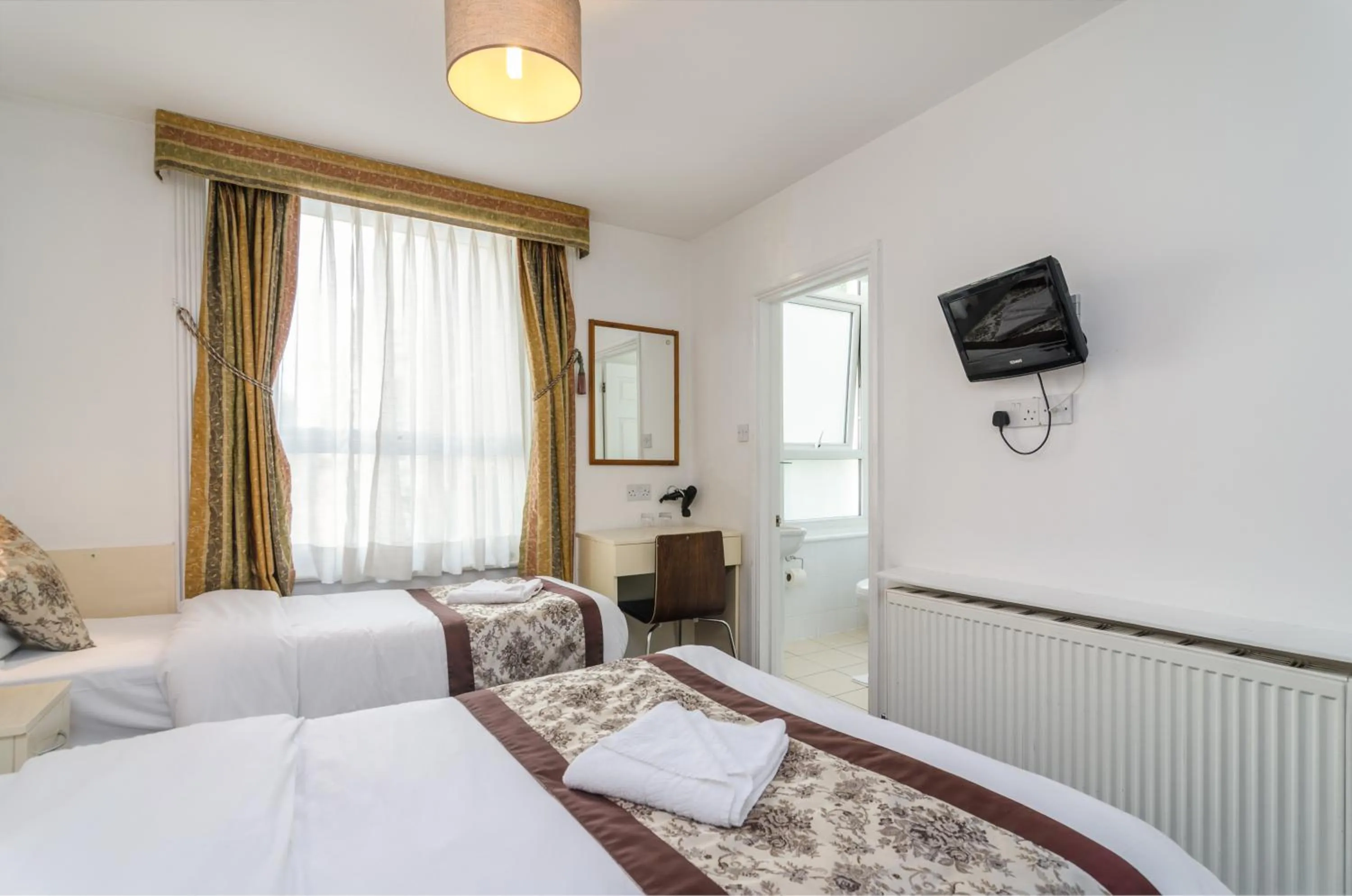 Photo of the whole room, Bed in Earls Court Hotel