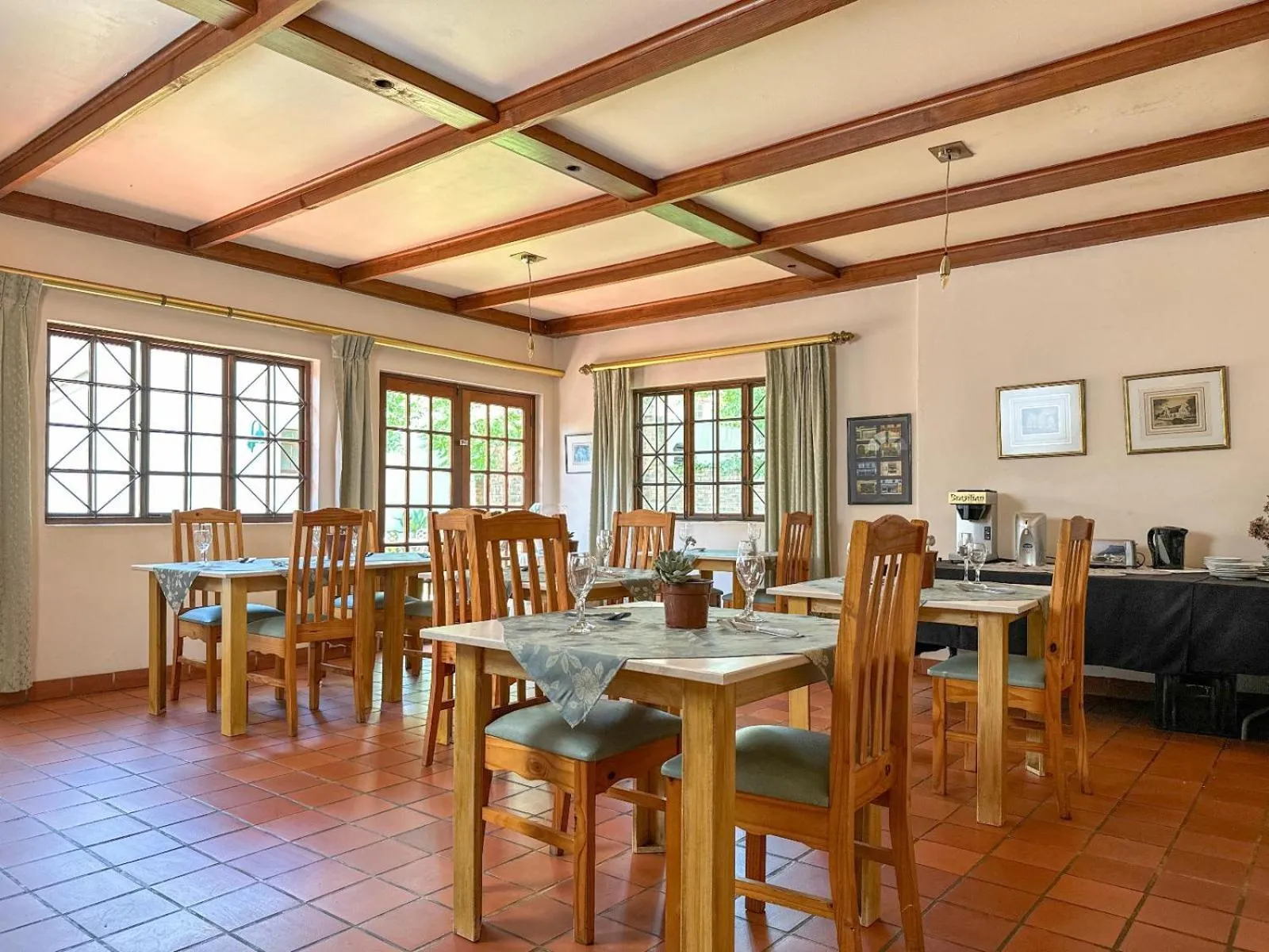 Dining area in Park Gables Loftus