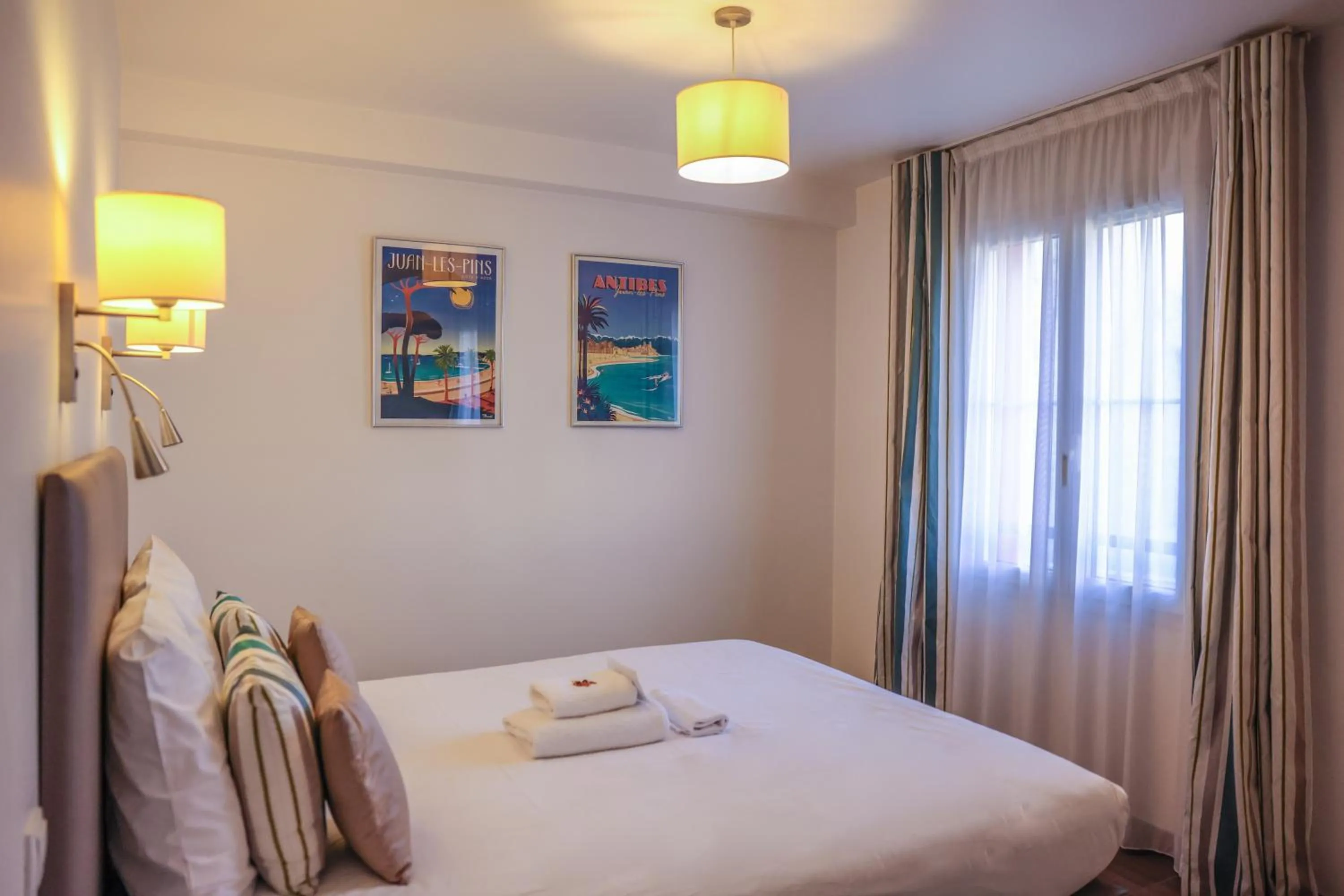 Facility for disabled guests, Bed in Hôtel CASABELLA Cannes Mouans Sartoux