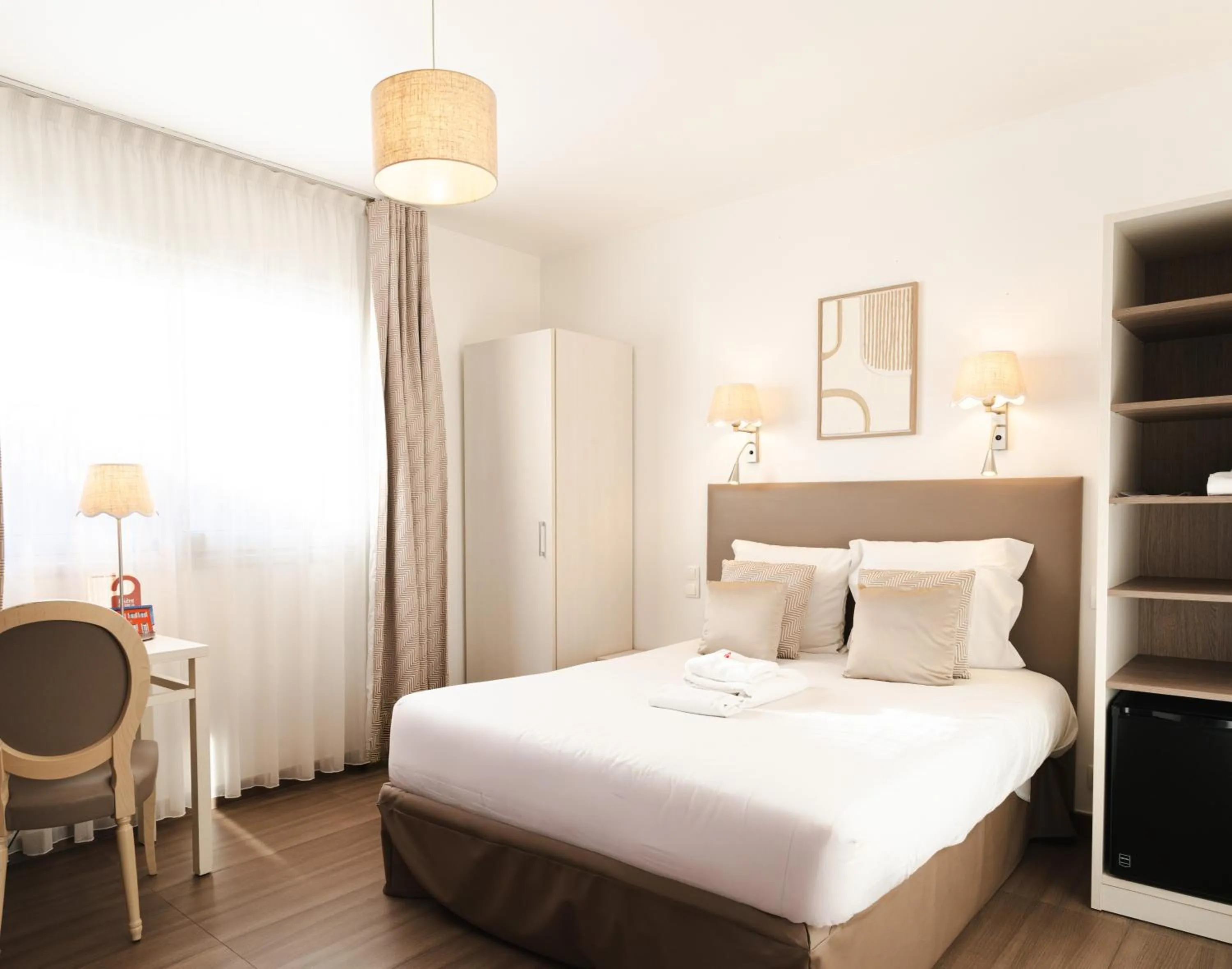 Photo of the whole room, Bed in Hôtel CASABELLA Cannes Mouans Sartoux