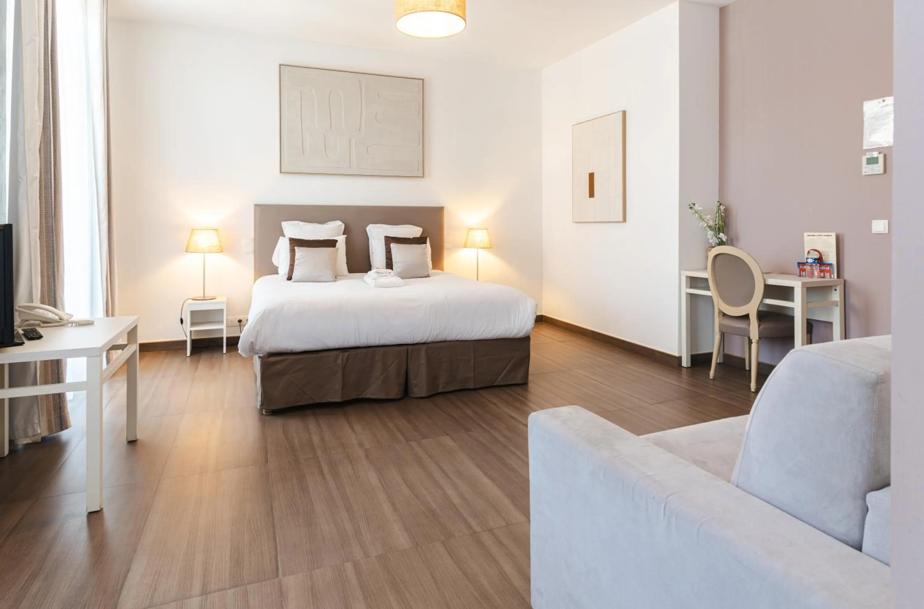 Photo of the whole room, Bed in Hôtel CASABELLA Cannes Mouans Sartoux