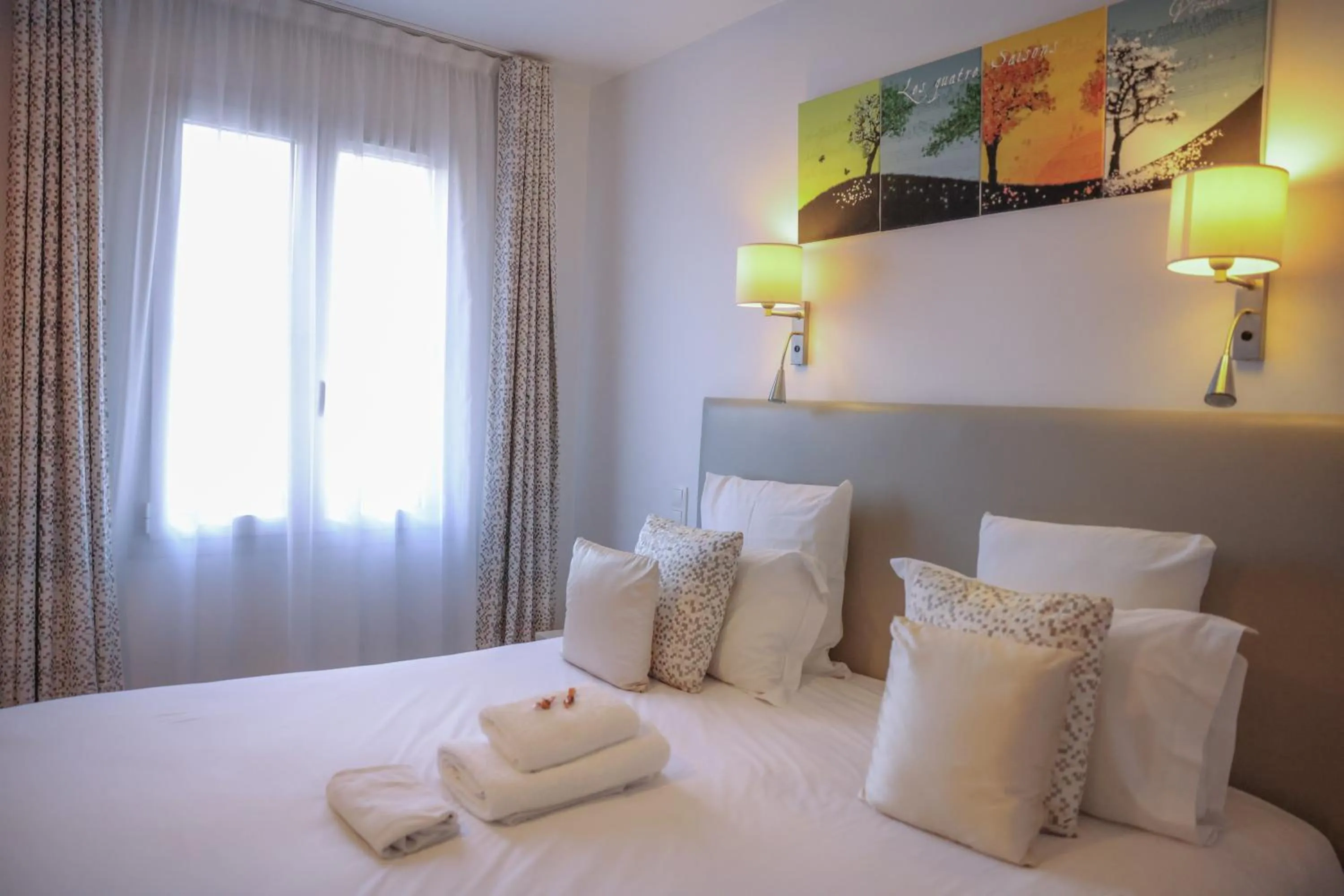 Bedroom, Bed in Hôtel CASABELLA Cannes Mouans Sartoux