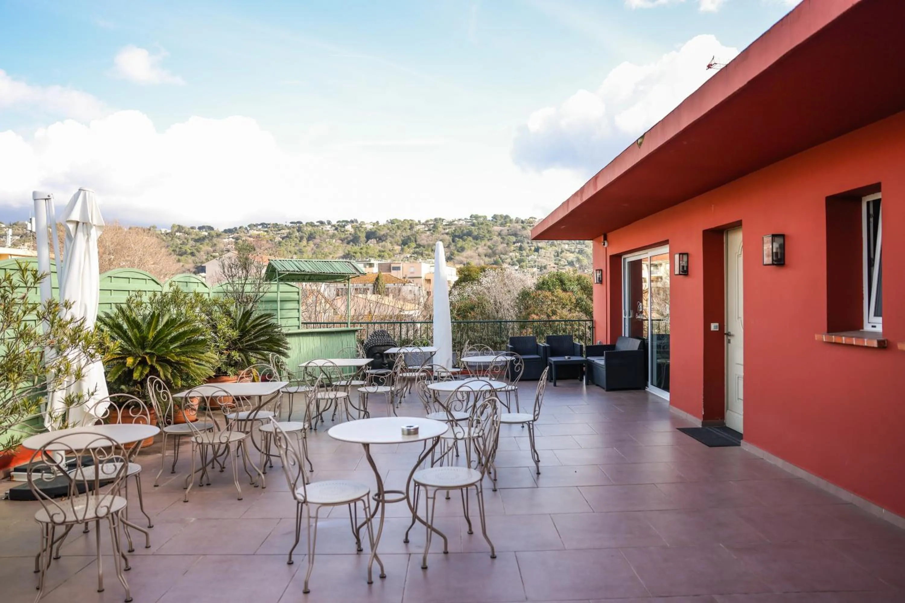 Patio in Hôtel CASABELLA Cannes Mouans Sartoux