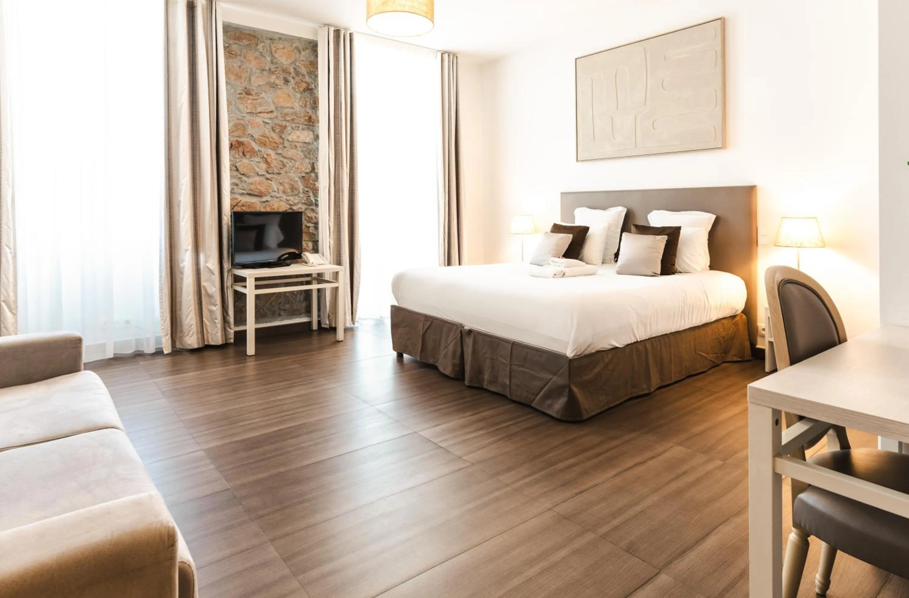 Photo of the whole room, Bed in Hôtel CASABELLA Cannes Mouans Sartoux