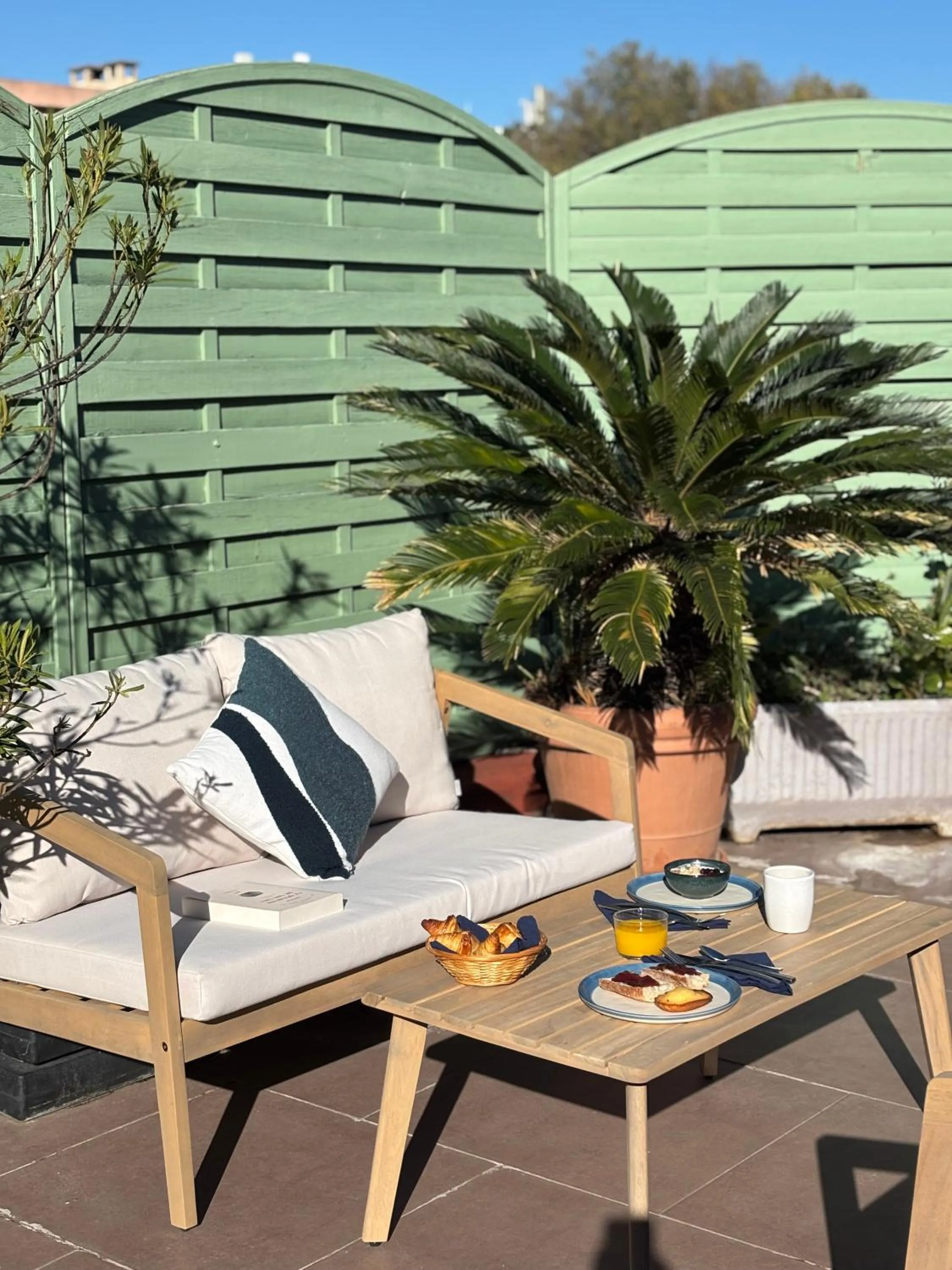 Patio in Hôtel CASABELLA Cannes Mouans Sartoux