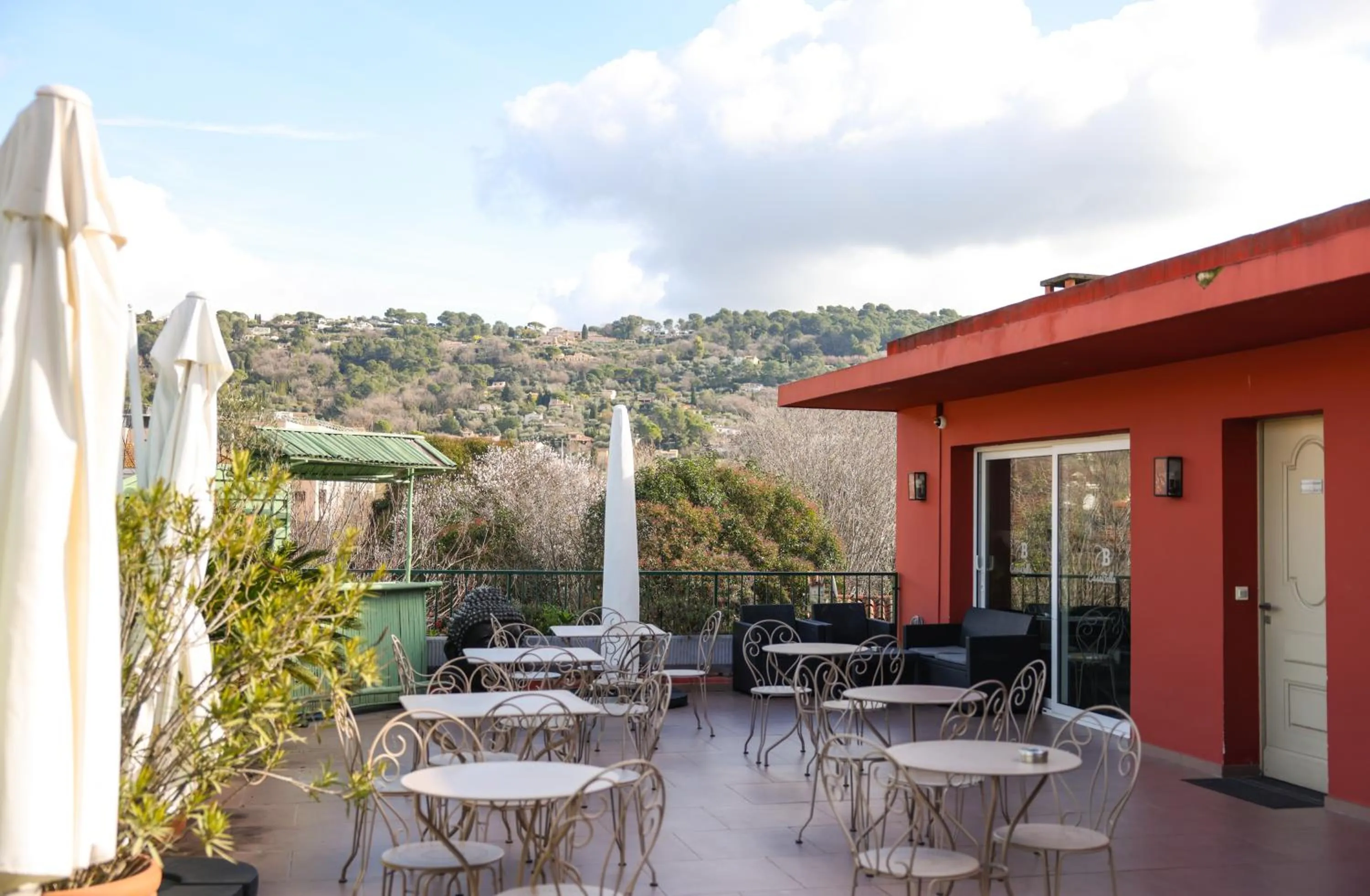 Patio in Hôtel CASABELLA Cannes Mouans Sartoux