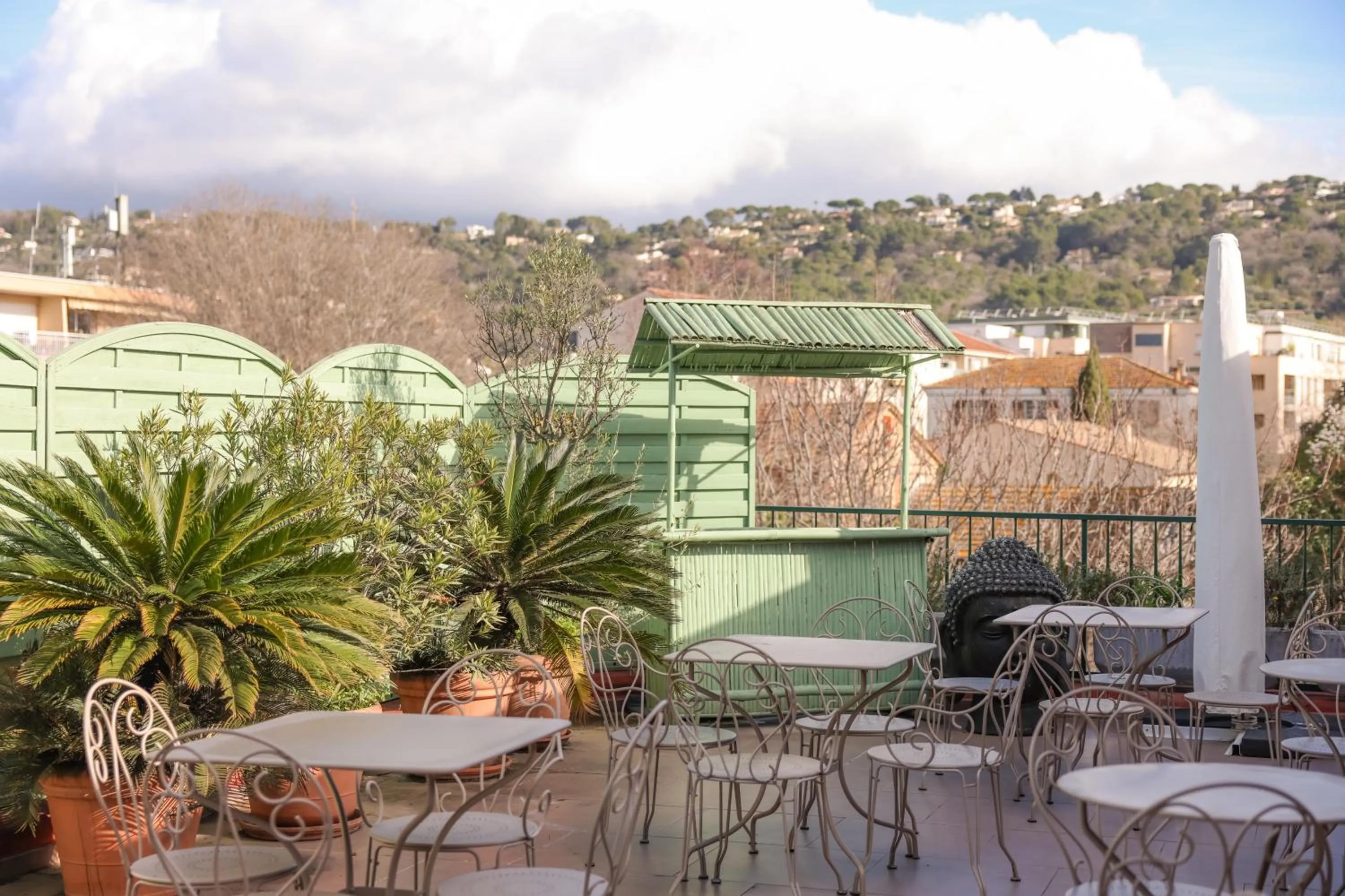Patio in Hôtel CASABELLA Cannes Mouans Sartoux